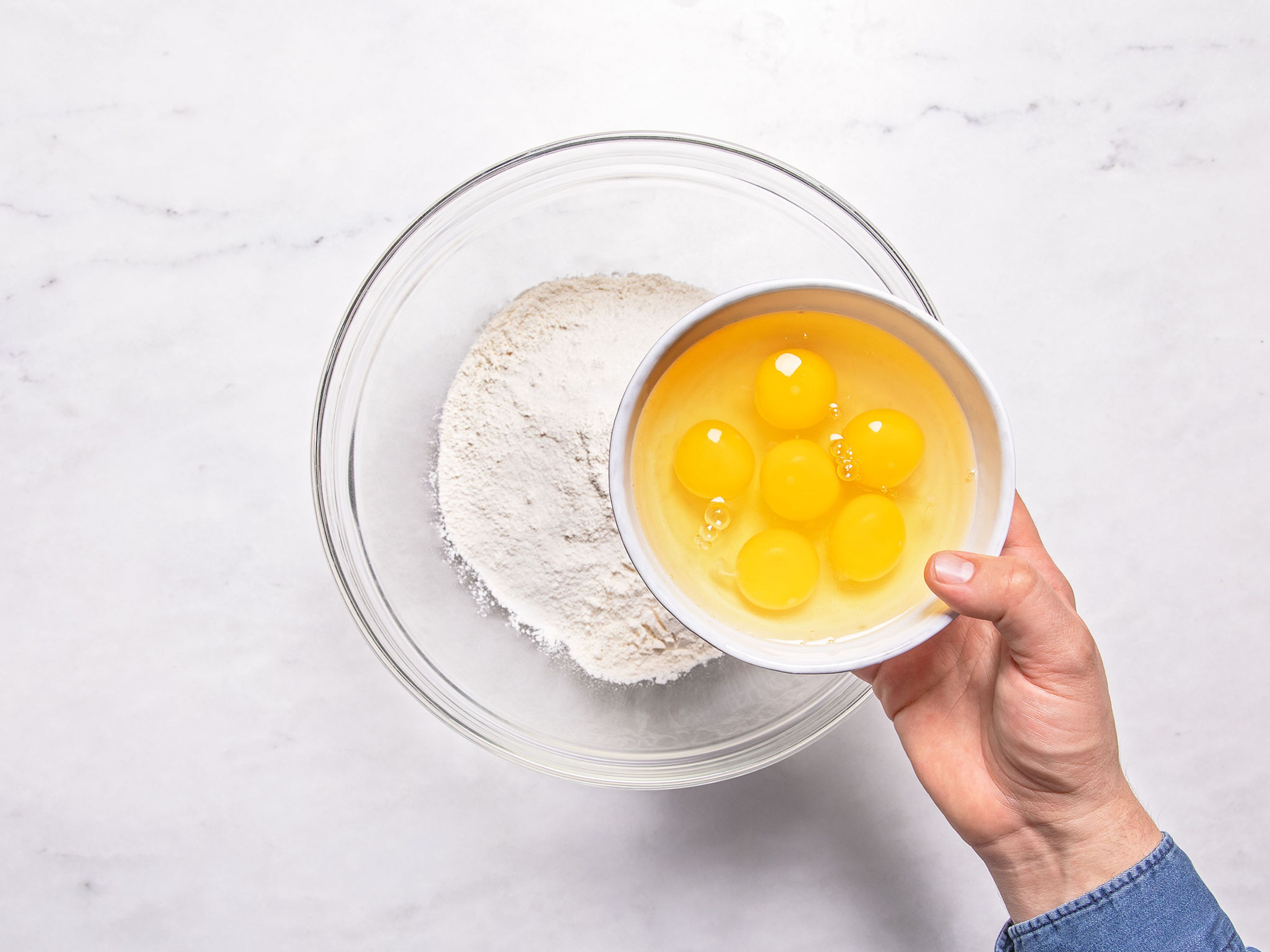 Mehl und Salz in einer Schüssel verrühren. Eier und Sprudelwasser hinzufügen und die Zutaten mit der Hand zunächst vermengen, dann mit der Hand schlagen, bis der Teig Blasen wirft. Den Teig ca. 1 Std. abgedeckt ruhen lassen.