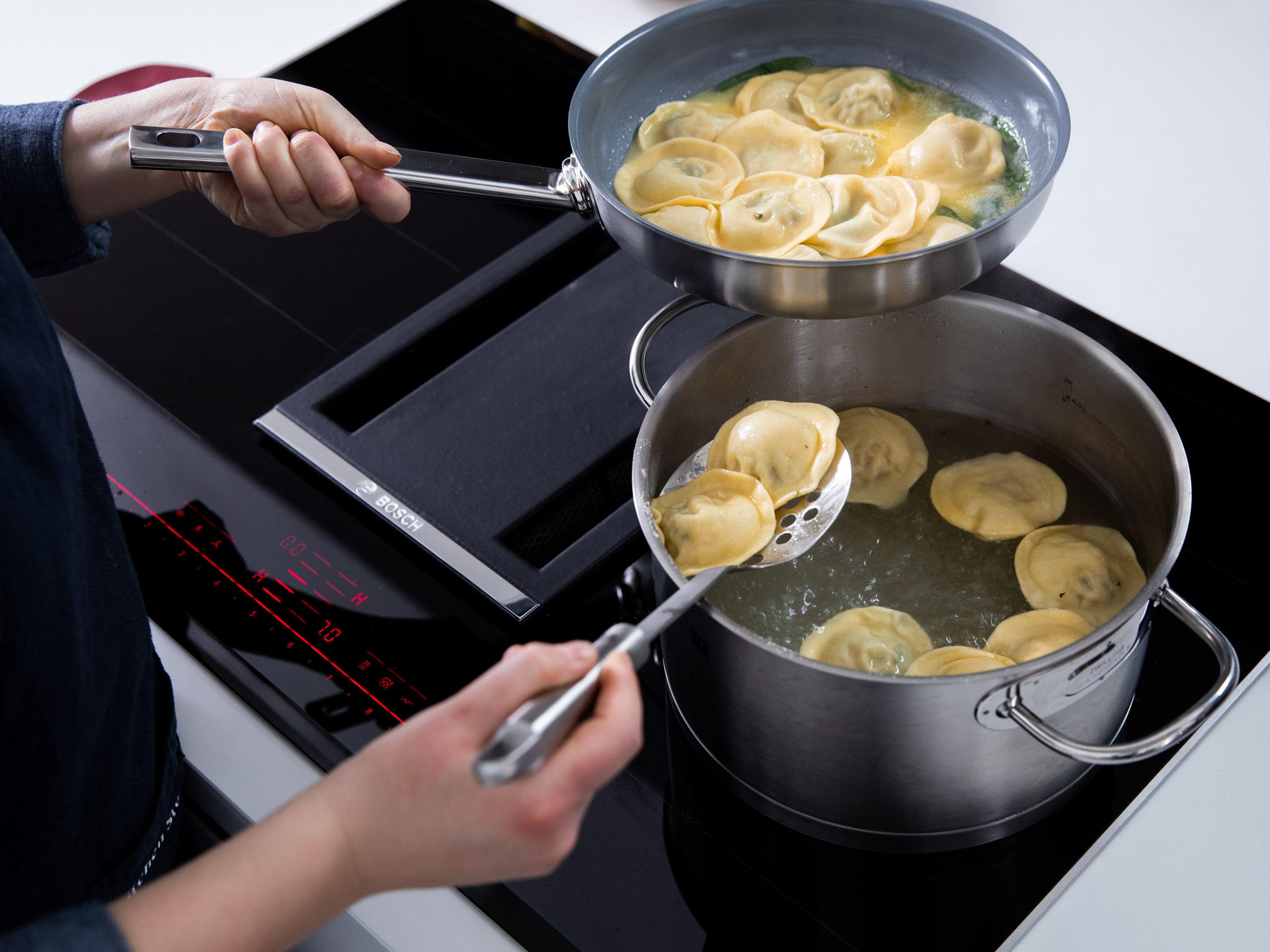 Bring a large pot water to a boil, salt well, and cook ravioli for approx. 5 min. In the meantime, melt butter in a large frying pan and add sage leaves and a ladle of cooking water from the ravioli. Add ravioli to the frying pan and toss to coat. Serve ravioli with fresh mint and black pepper. Enjoy!