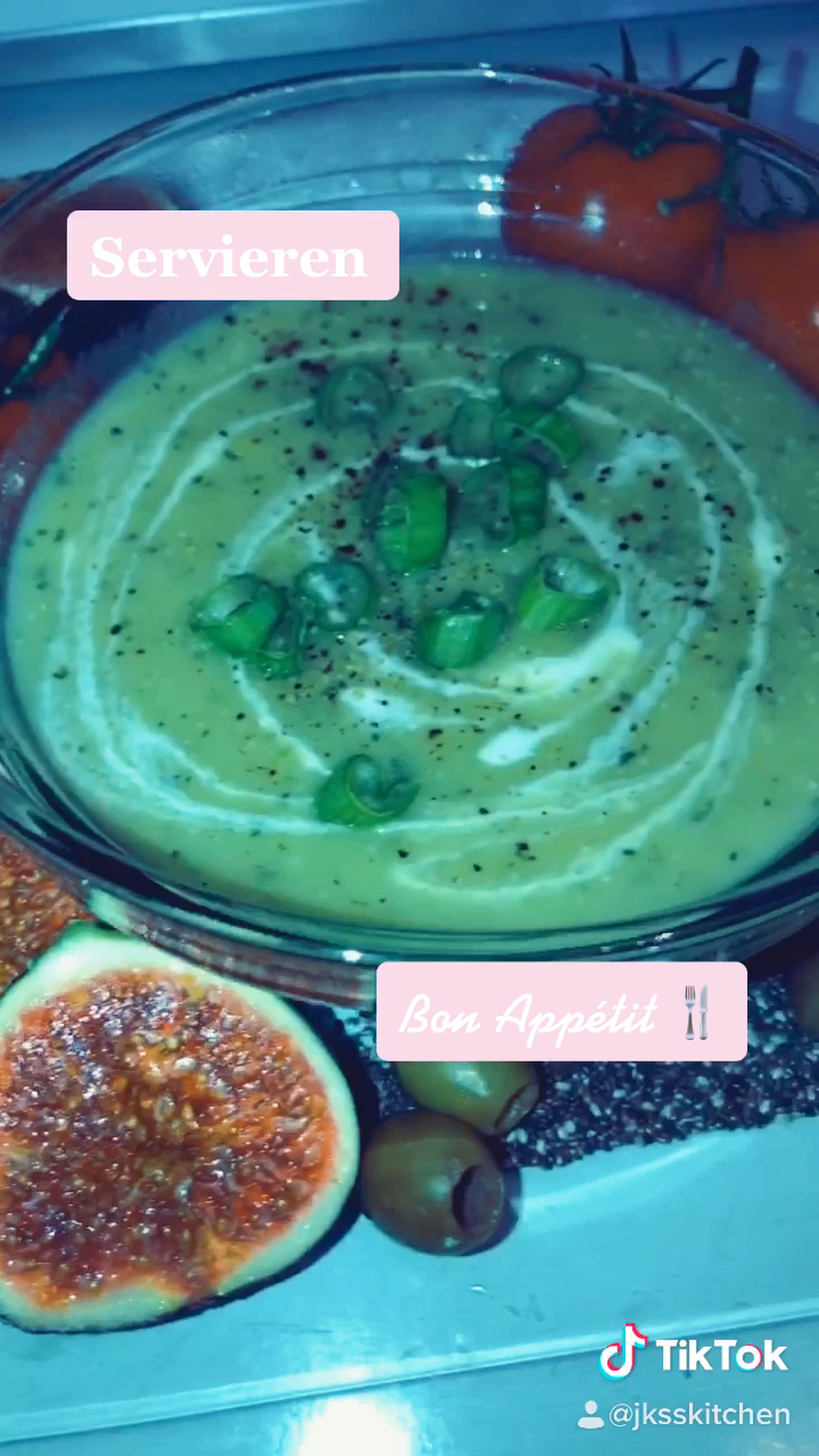 Alle Zutaten klein schneiden und in einen Topf geben - kurz alles anbraten. Anschliessend das Wasser hinzugeben und Kochen lassen. Nun etwas Crème fraîche dazu und Pürieren.  Servieren und guten Appetit 😊 Instagram @jksskitchen