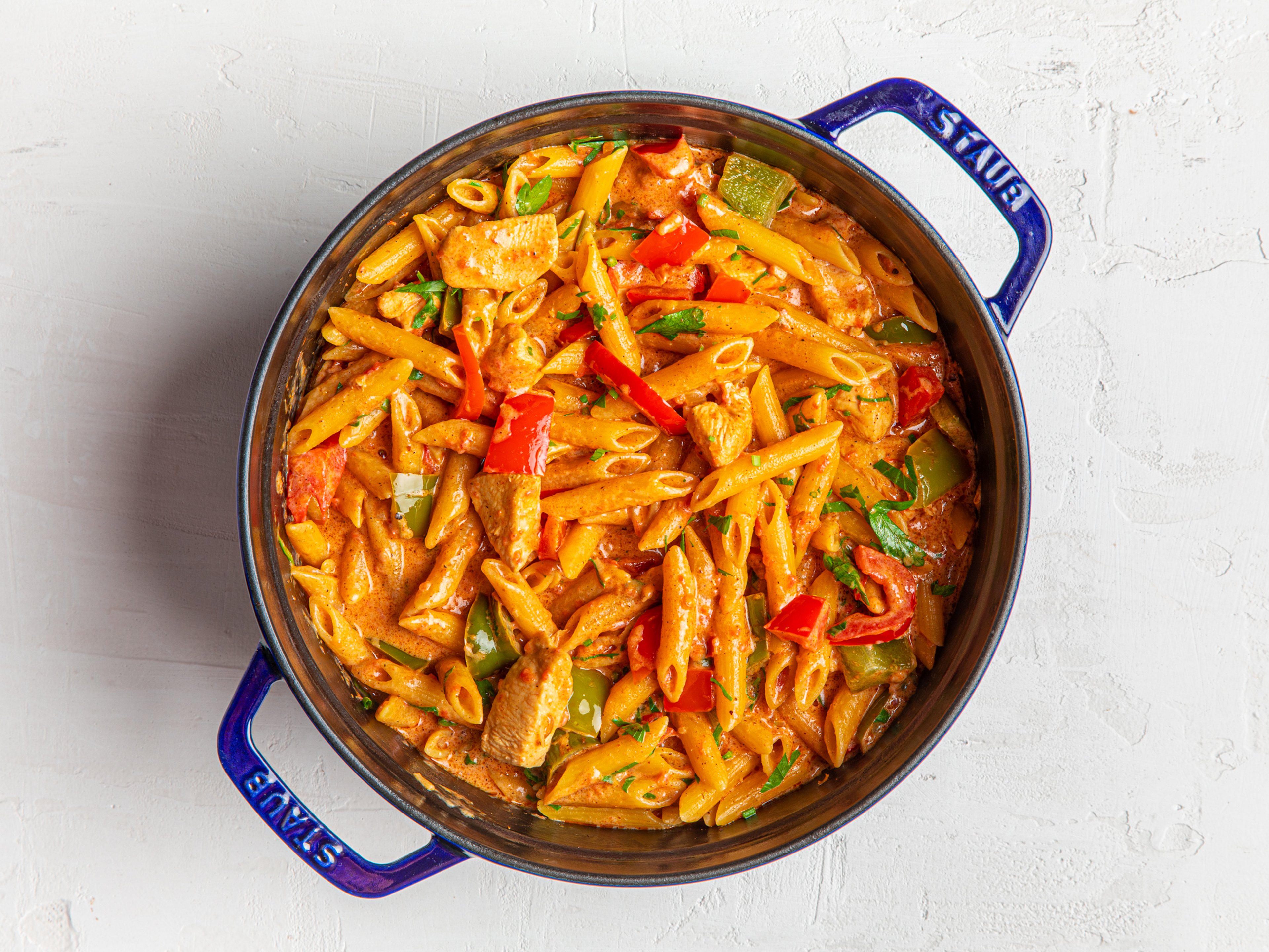 Cremige One-Pot Pasta mit Cajun-Hähnchen