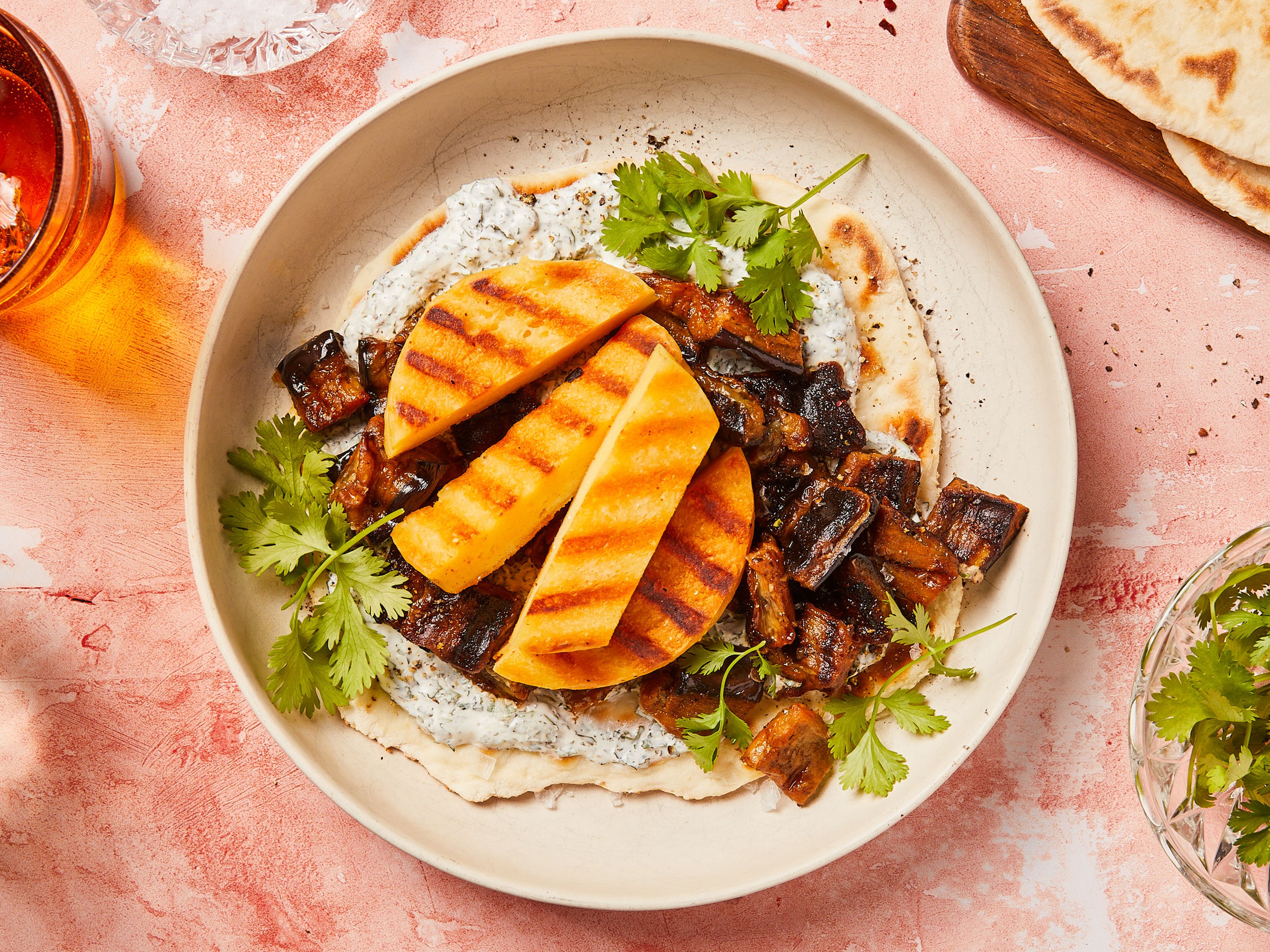 Naan mit Kräuterjoghurt, gegrillter Aubergine und Grilltaler