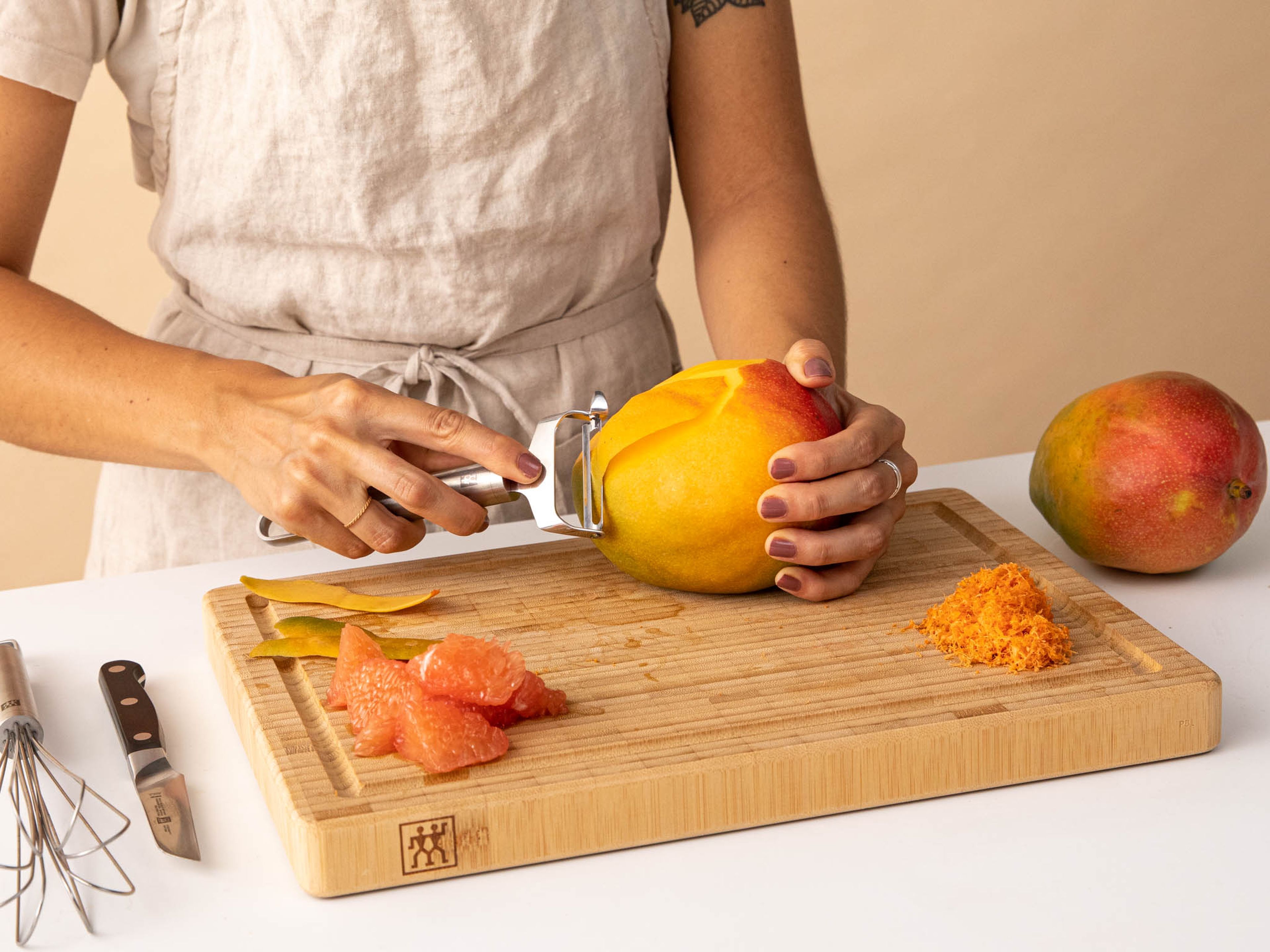 Mango schälen und zwei große Hälften abschneiden. In dünne Scheiben schneiden und auf einen Servierteller geben und mit gekühltem Grapefruitsirup übergießen. Mit übriger Grapefruitschale und restlichem Grapefruitsaft garnieren. Kalt genießen! Guten Appetit!