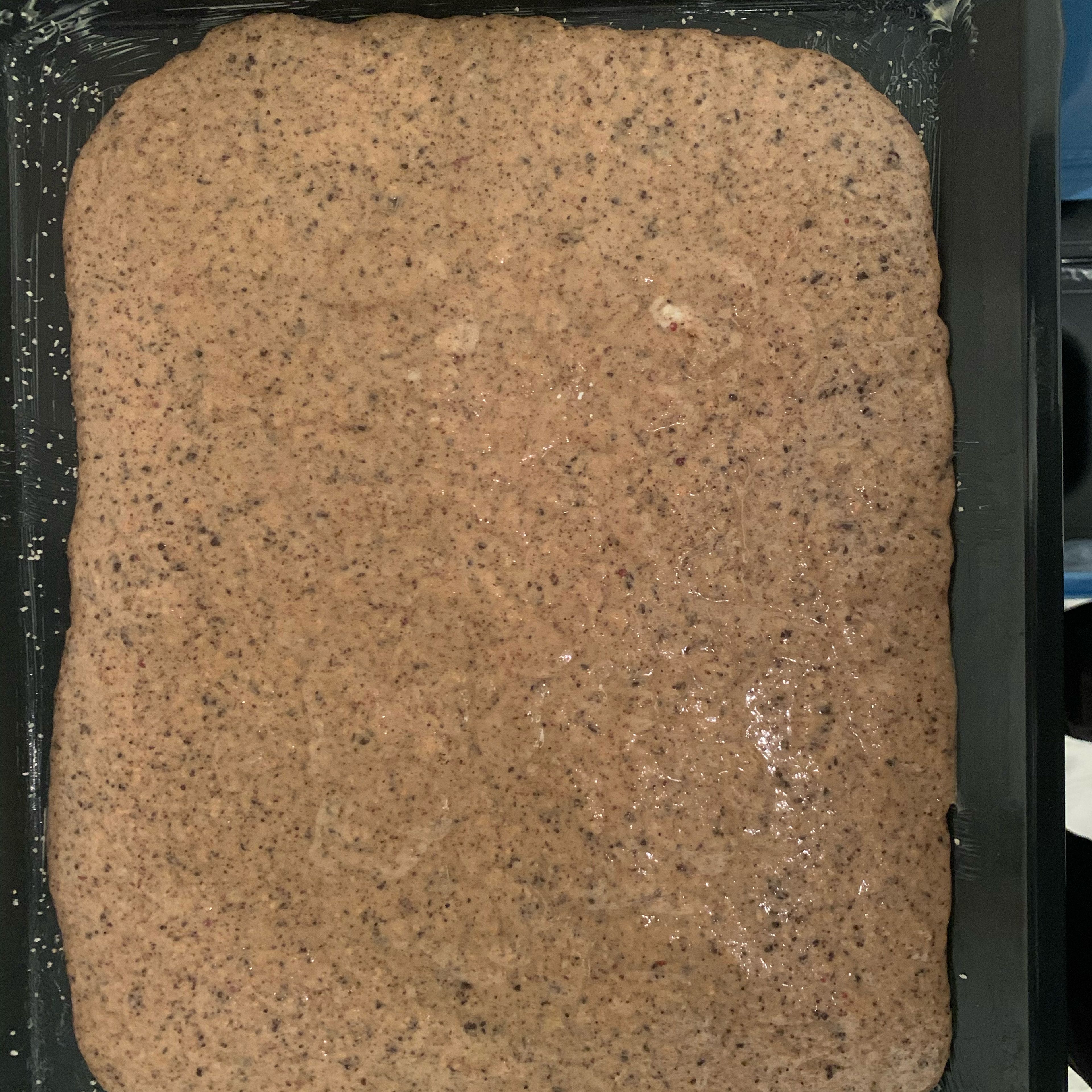 Teig gleichmäßig auf dem Kuchenblech verteilen. Blech in den Vorgeheizten Backofen auf mittlerer Schiene ca. 16 Minuten backen.