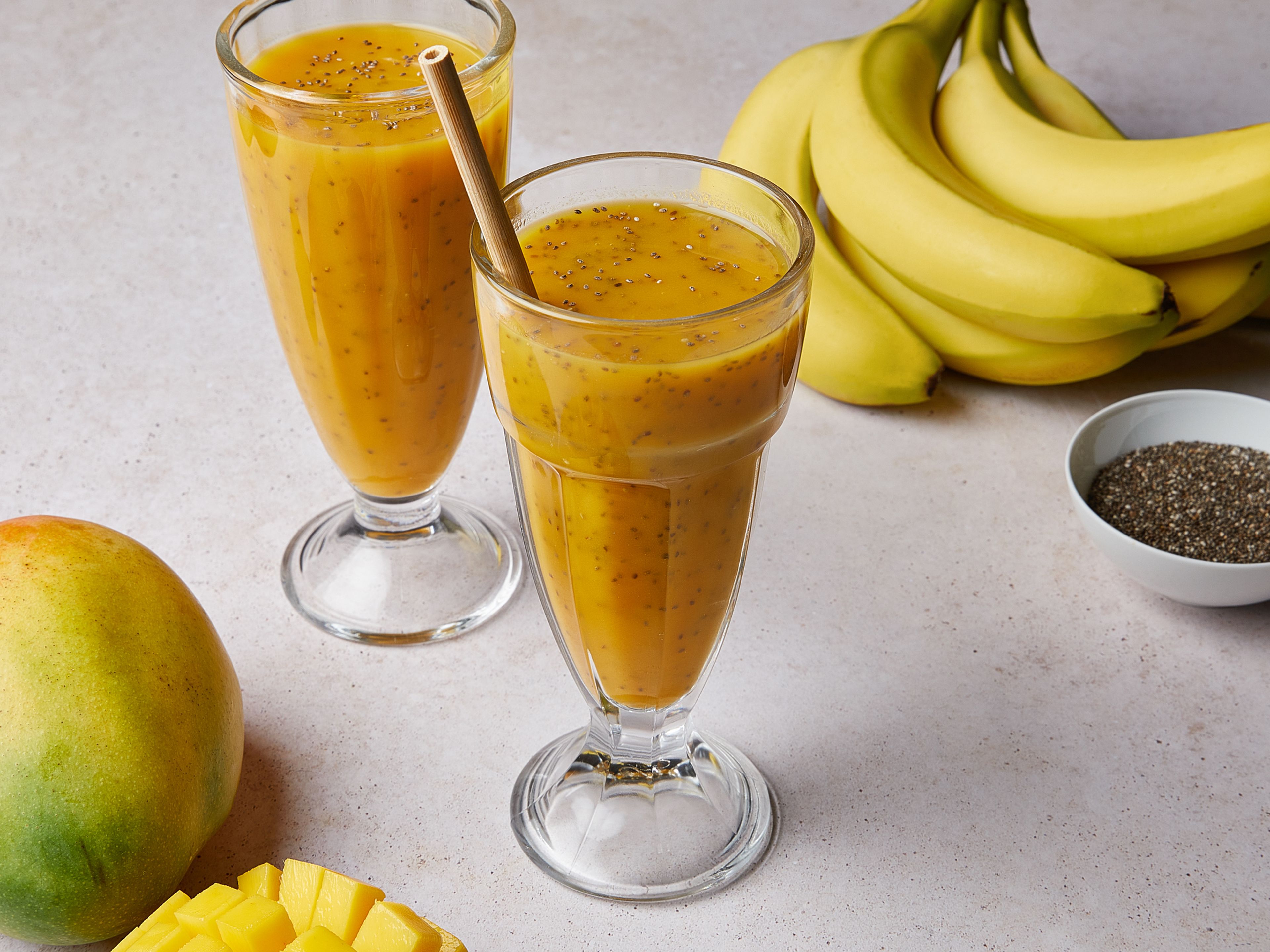 Bananen-Mango-Smoothie mit Chiasamen