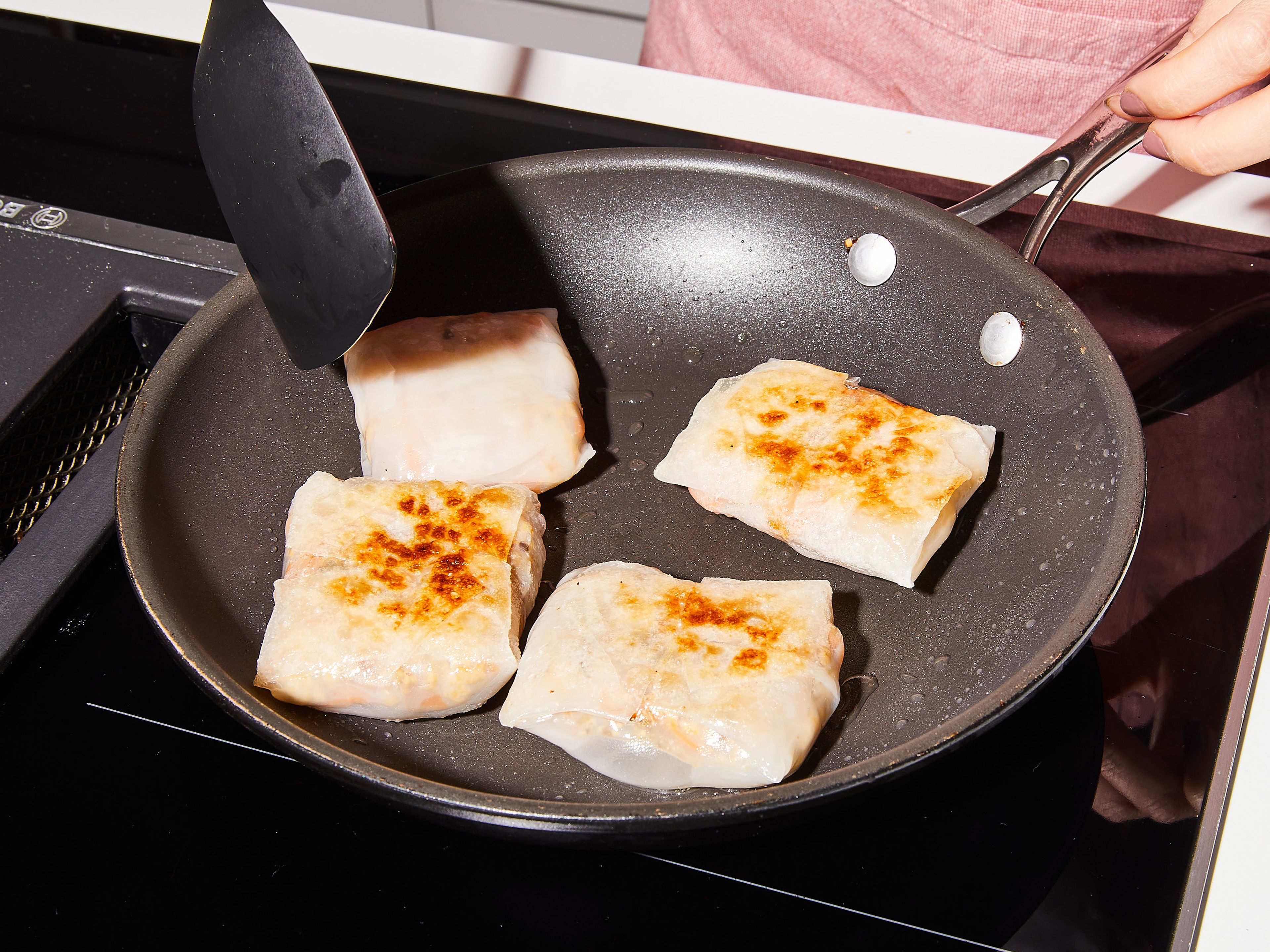 Übriges Sesamöl in die Pfanne geben und bei mittlerer Stufe erhitzen. Dumplings darin von beiden Seiten knusprig braten, insgesamt ca. 8 Min. Sofort mit Chiliöl mit gerösteten Chilistücken servieren. Guten Appetit!