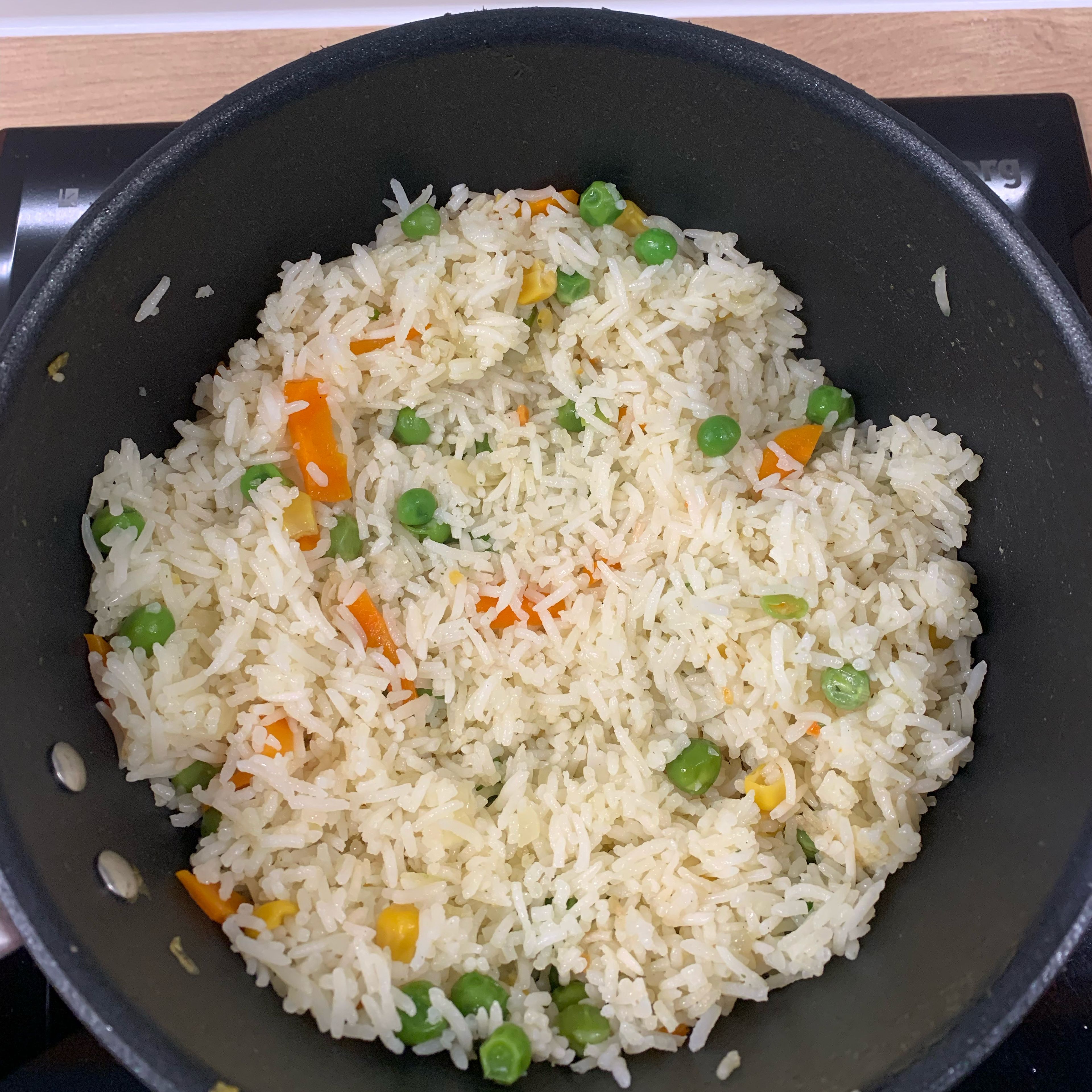 Das Gemüse unter den Reis mischen und noch nach Geschmack würzen.