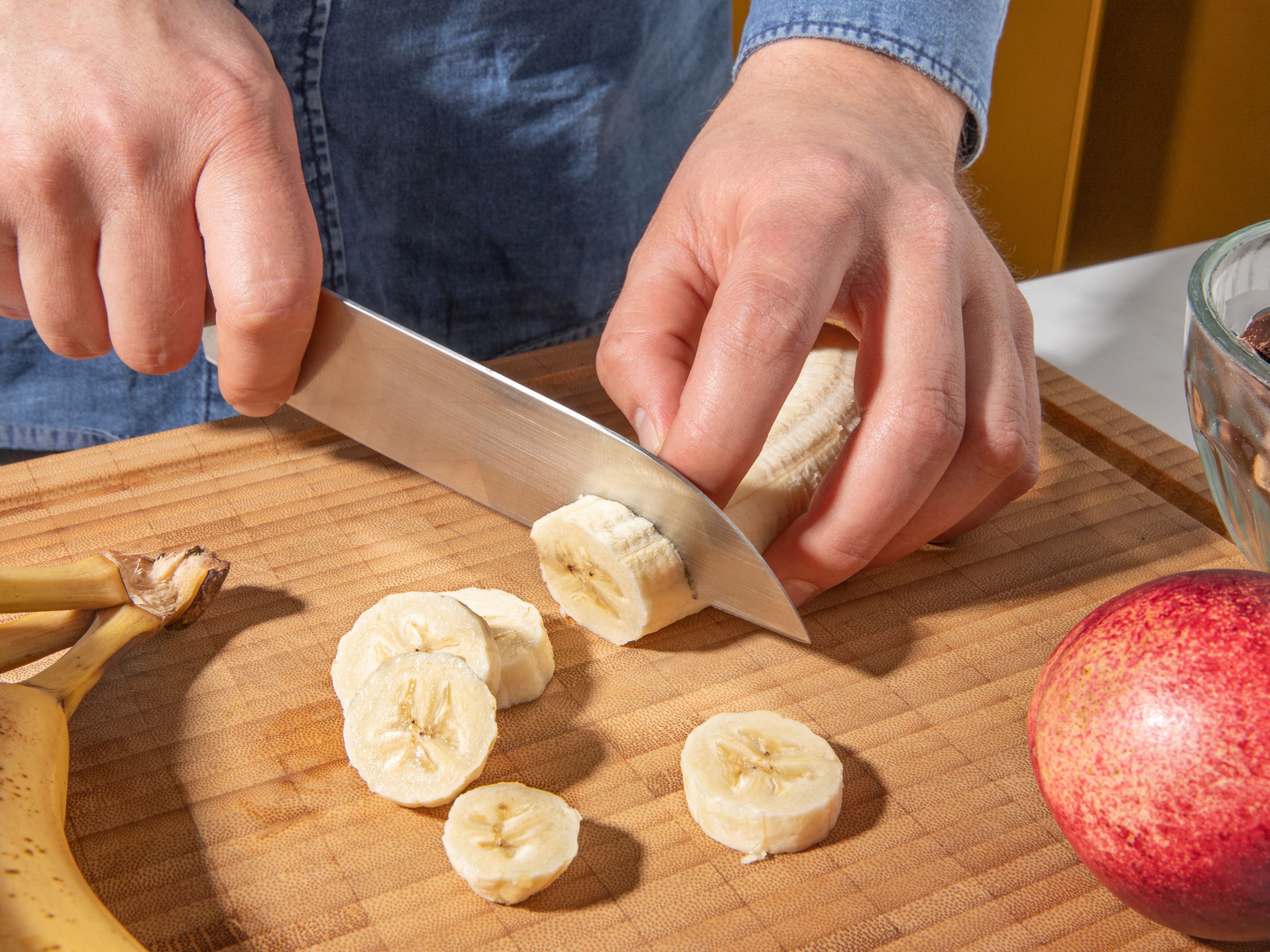 Reife Bananen schälen und in Scheiben schneiden. Pfirsiche putzen und in mundgerechte Würfel schneiden. Auf ein Backblech geben und mindestens 6 Stunden oder über Nacht einfrieren.