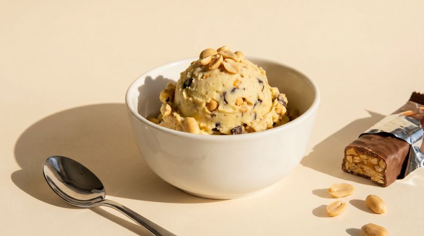 Cremiges Snickers-Eis auf Bananenbasis einfach selber machen