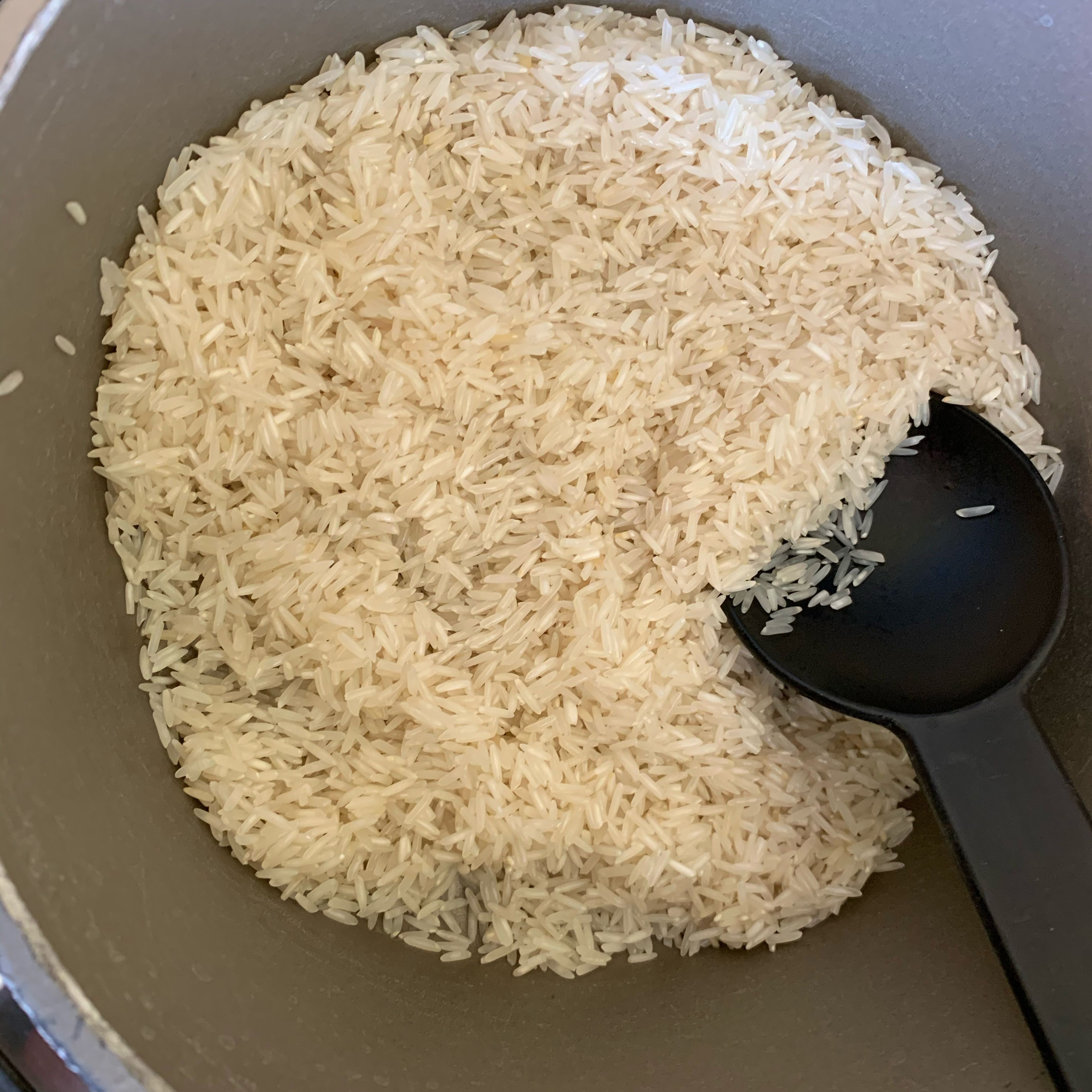 Nun den Reis nach Anleitung aufcder Packung kochen, danach kalt abspülen und in eine große Schüssel geben.