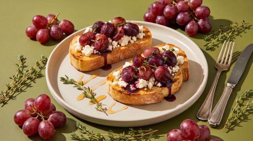 Feta-Trauben-Bruschetta mit Honig und Thymian