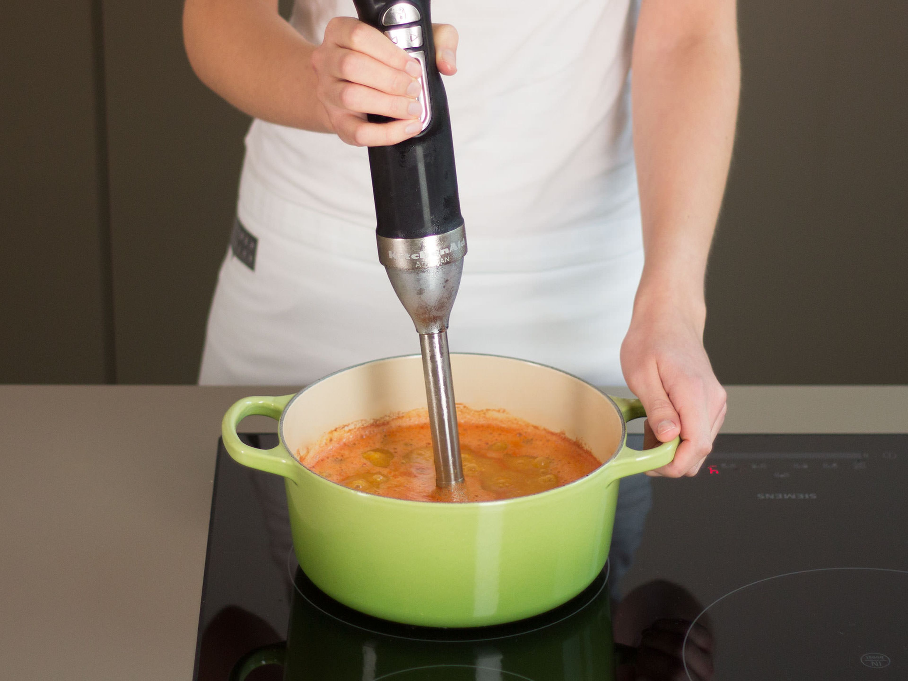 Suppe kurz mit einem Stabmixer pürieren um sie leicht anzudicken.
