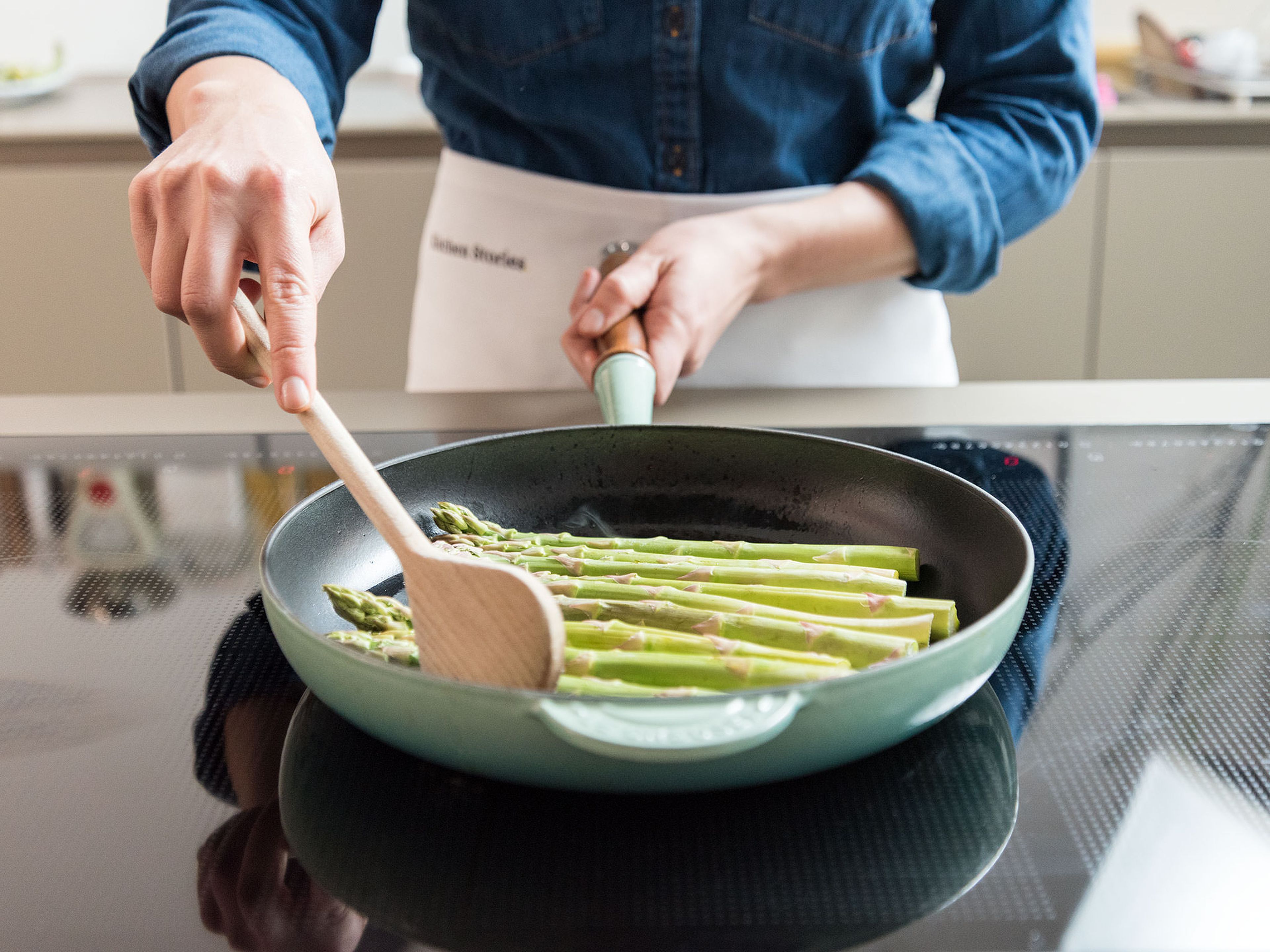 In another frying pan, heat up olive oil, add asparagus and sauté for approx. 5 – 7 min. until soft and starting to turn golden brown. Add lemon juice and season with salt and pepper. Then set aside.