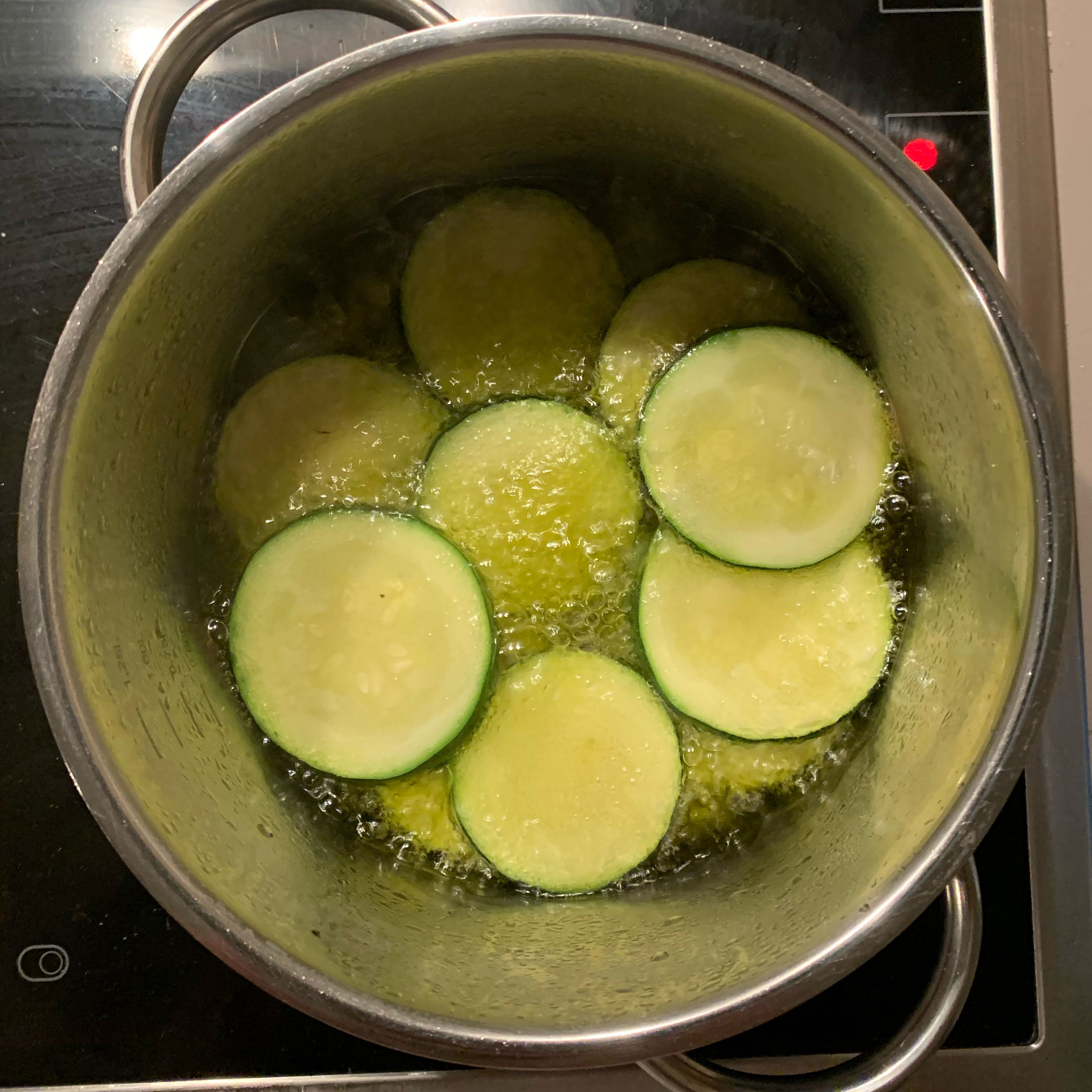 Wash and slice the zucchini, then add them to a pot with abundant and already hot oil for frying. Fry the zucchini until golden, it will take aprox. 10 minutes.