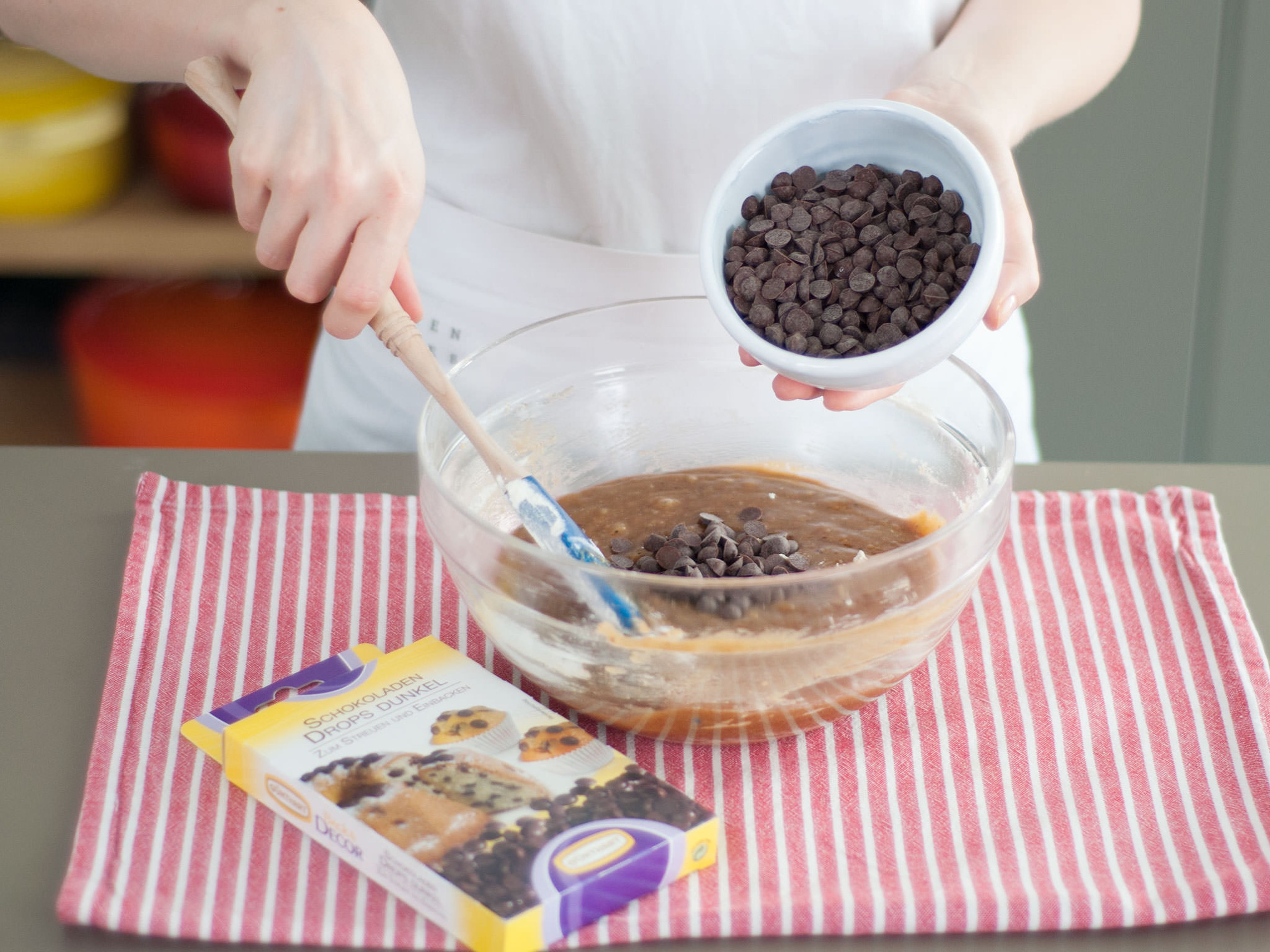 Schokolade hacken und zum Teig geben; alternativ Schokoladendrops verwenden. Gut vermengen.