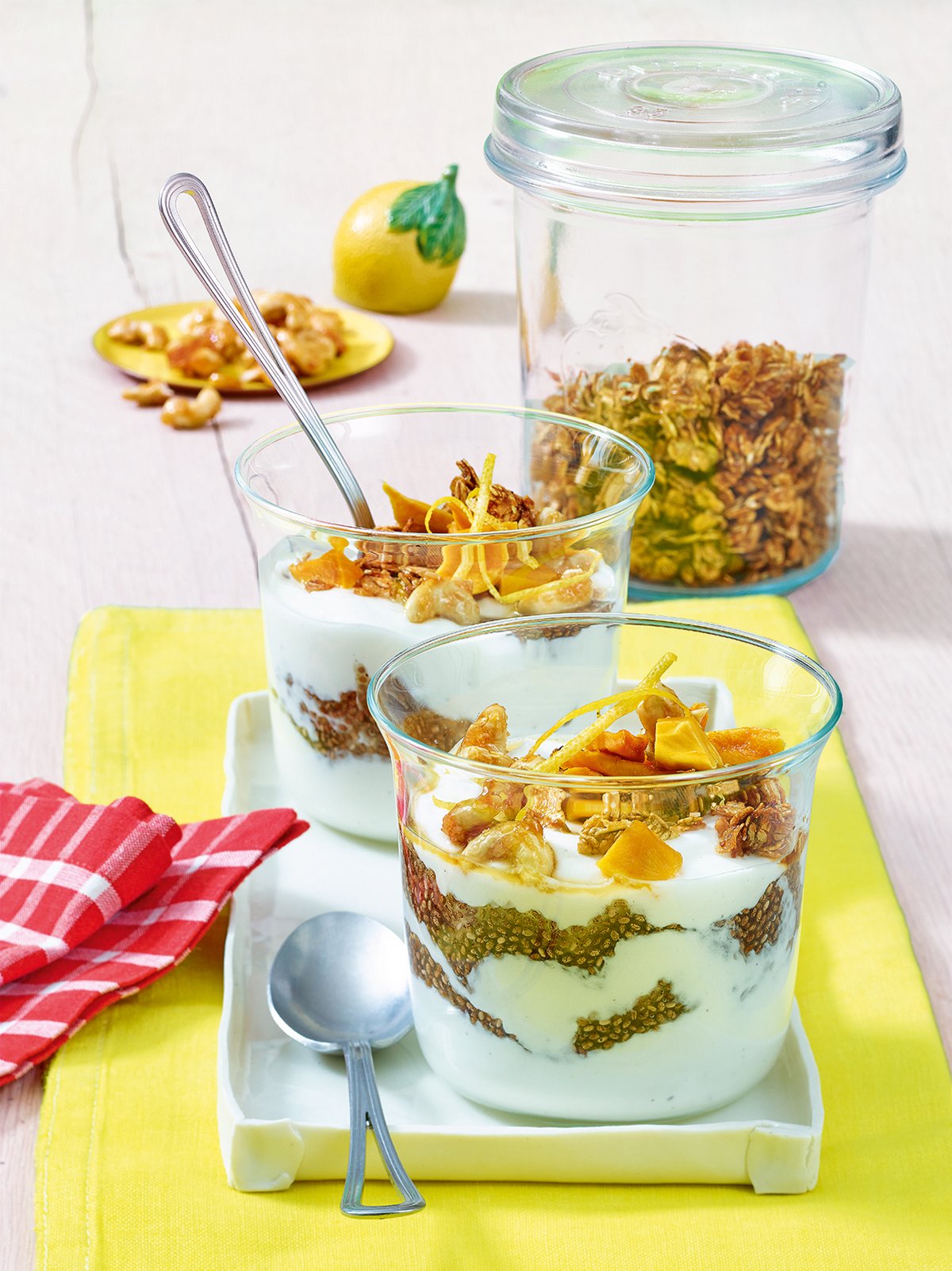 Vanillejoghurt mit Mango, Chia, Knuspermüsli und Nüssen | Rezept ...