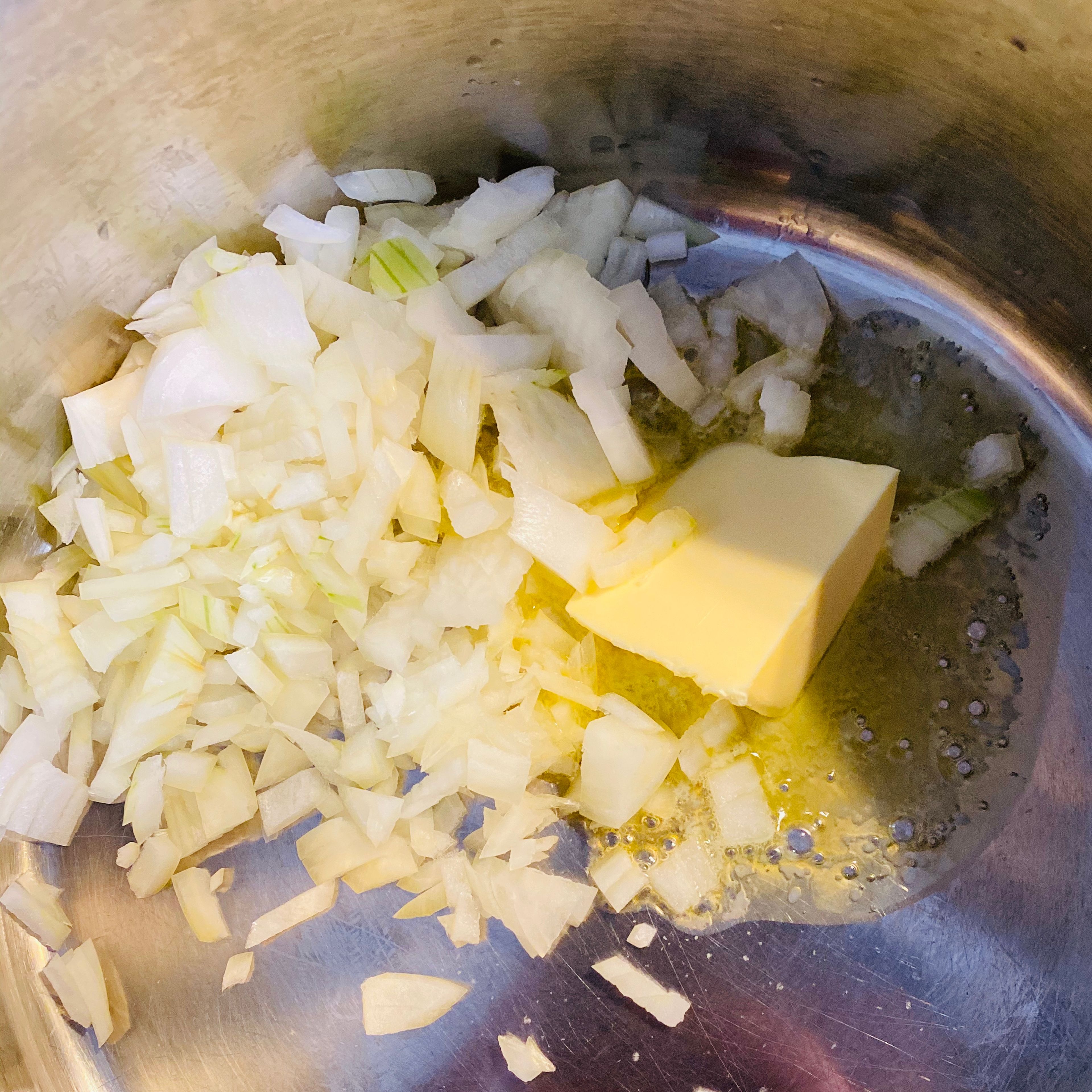 Zwiebel schälen, klein würfeln und zusammen mit der Butter im Topf glasig andünsten!