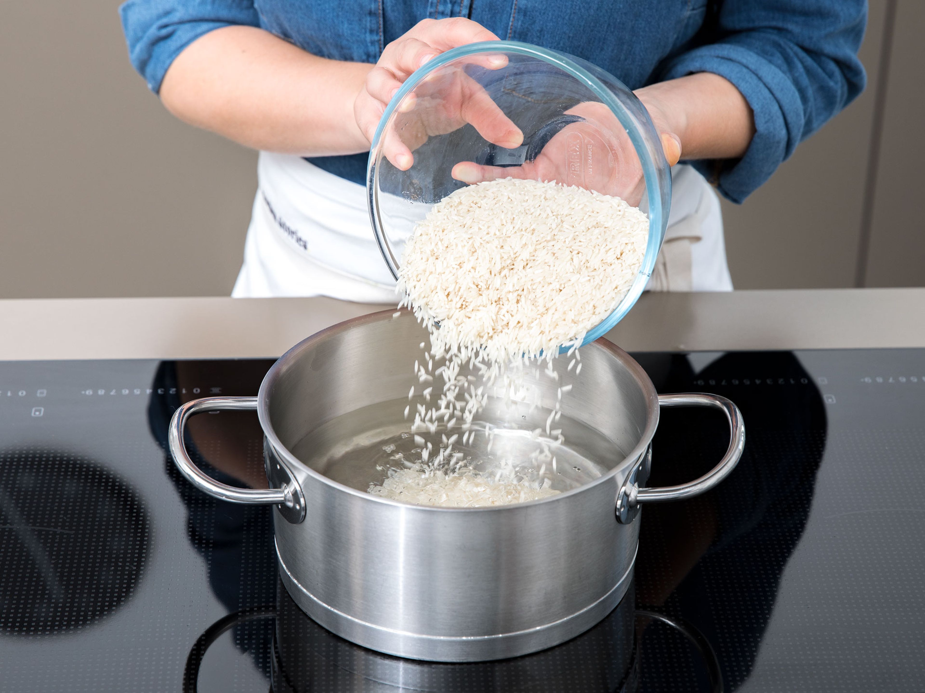 Den Reis und die doppelte Menge gesalzenes Wasser in einen Topf geben und zum Kochen bringen. Hitze reduzieren und ca. 15 Min. köcheln, oder bis der Reis bissfest und noch nicht ganz gar ist.