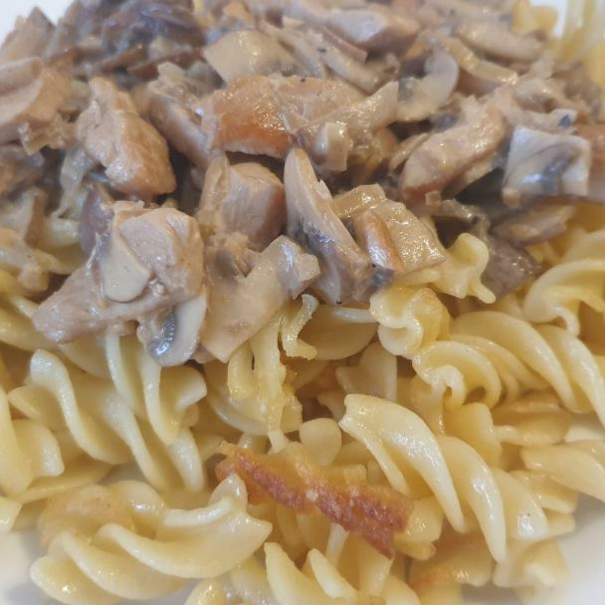 Champignon Rahm Geschnetzeltes mit angebratenen Nudeln | Rezept ...