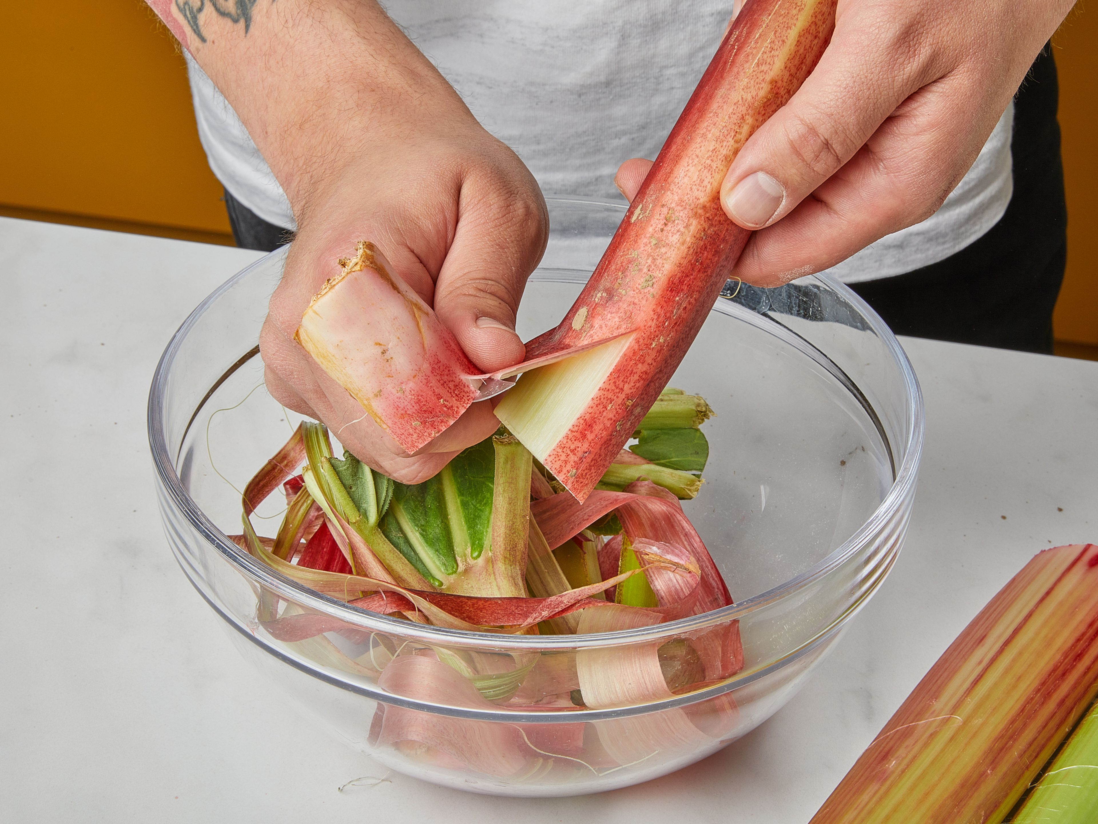Place a small plate in the freezer. Clean the rhubarb and peel with a small knife, then cut the stalks into small pieces and transfer to a pot. Add jam sugar to the rhubarb and mix well. Let the mixture stand for approx.1 hr.