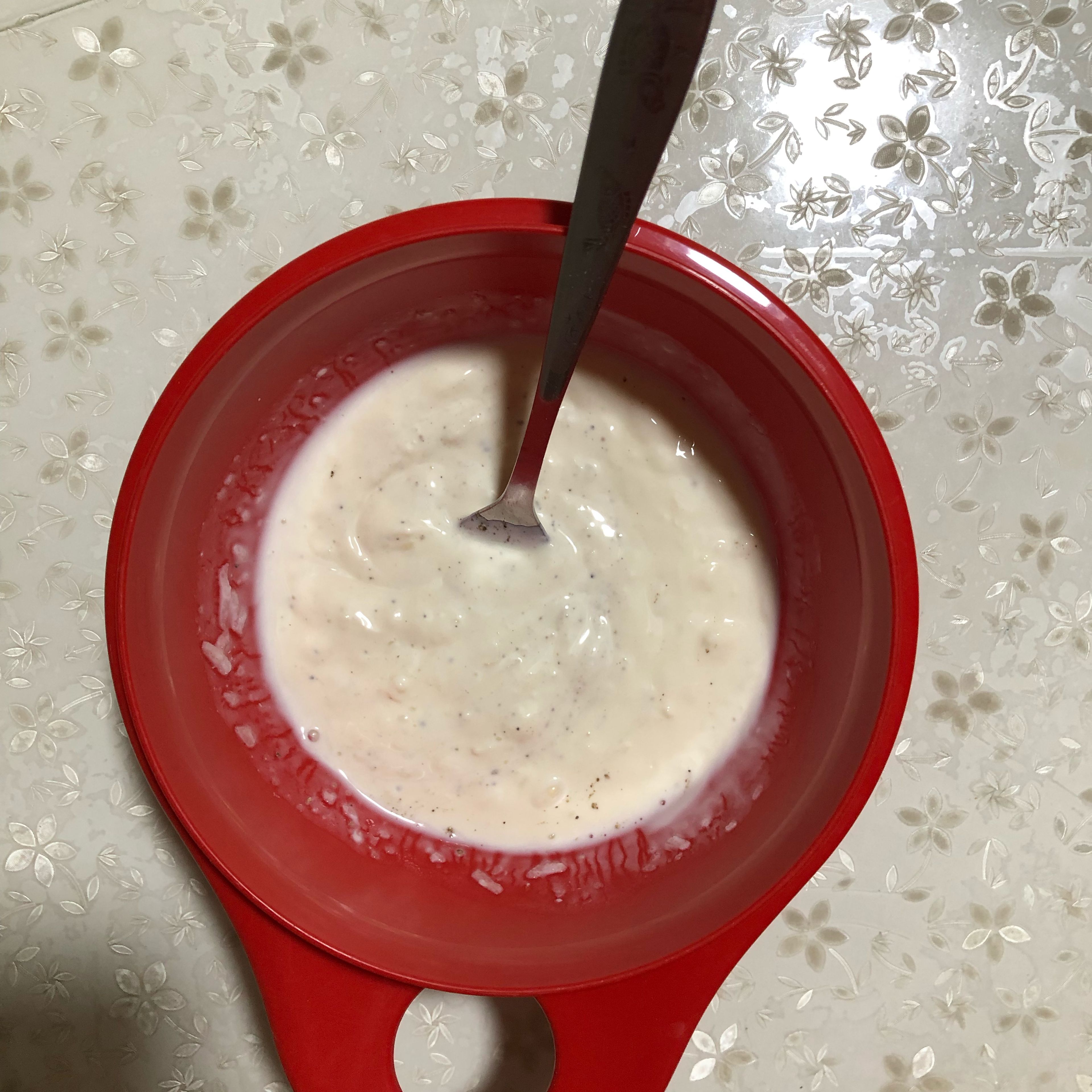 Prepare garlic sauce: mix kefir and mayonnaise in 1:1, add finely grated garlic to it. Mix it good and season with black pepper. Sauce is ready. Serve it in individual bowls, as everyone would dip their galnash into the sauce. Enjoy!