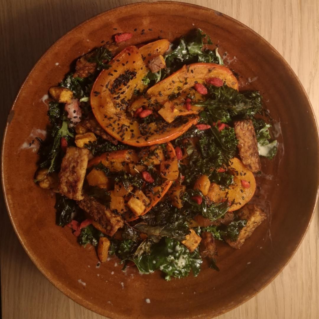 Herbstlicher Grünkohlsalat mit Ofengemüse