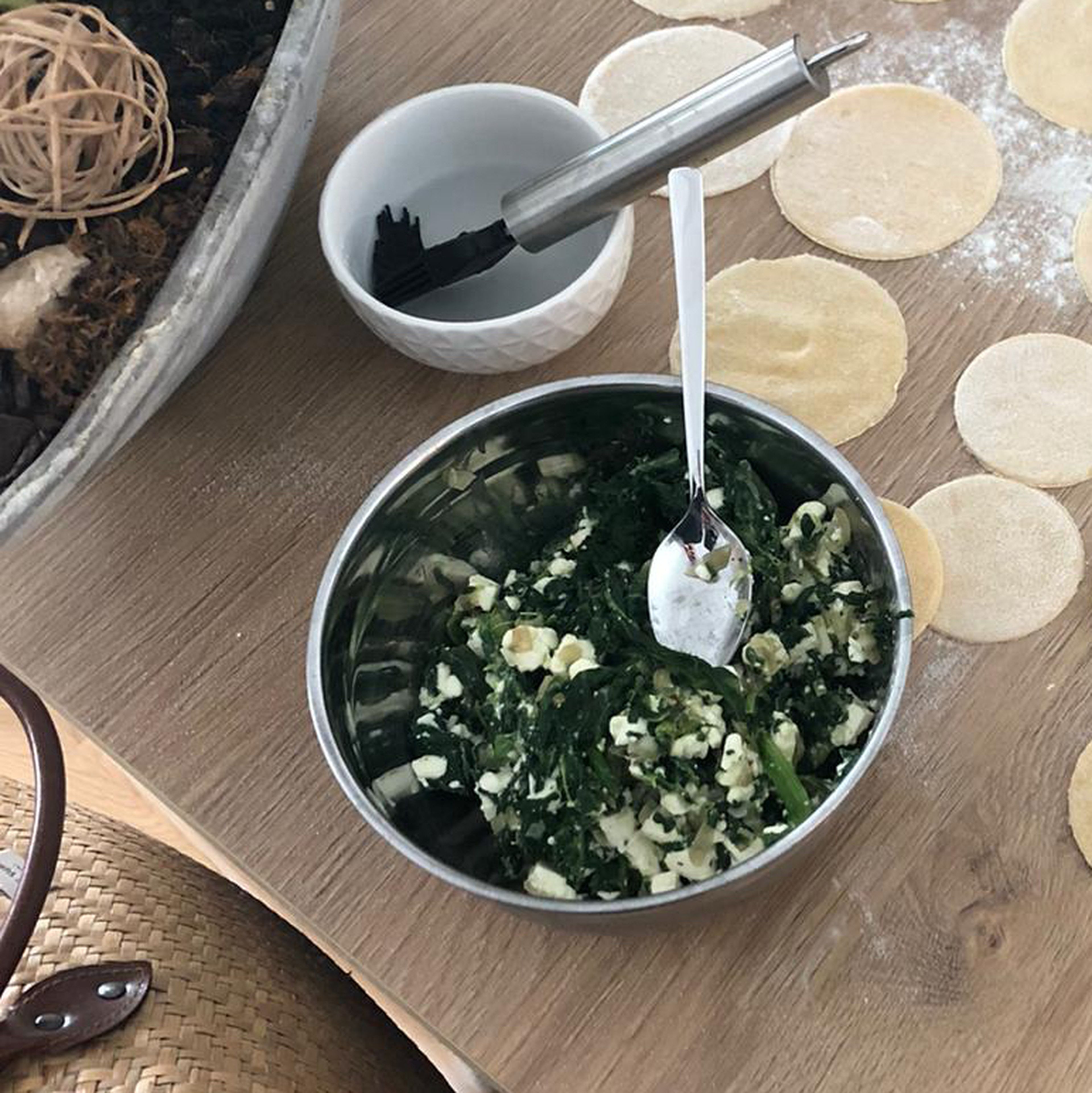 Zwiebel und Knoblauch in kleine Stücke schneiden und in etwas Butter anschwitzen. Anschließend den Blattspinat beimengen dünsten und danach mit Salz und Pfeffer abschmecken. Zu guter letzt den gewürfelten Feta zugeben.