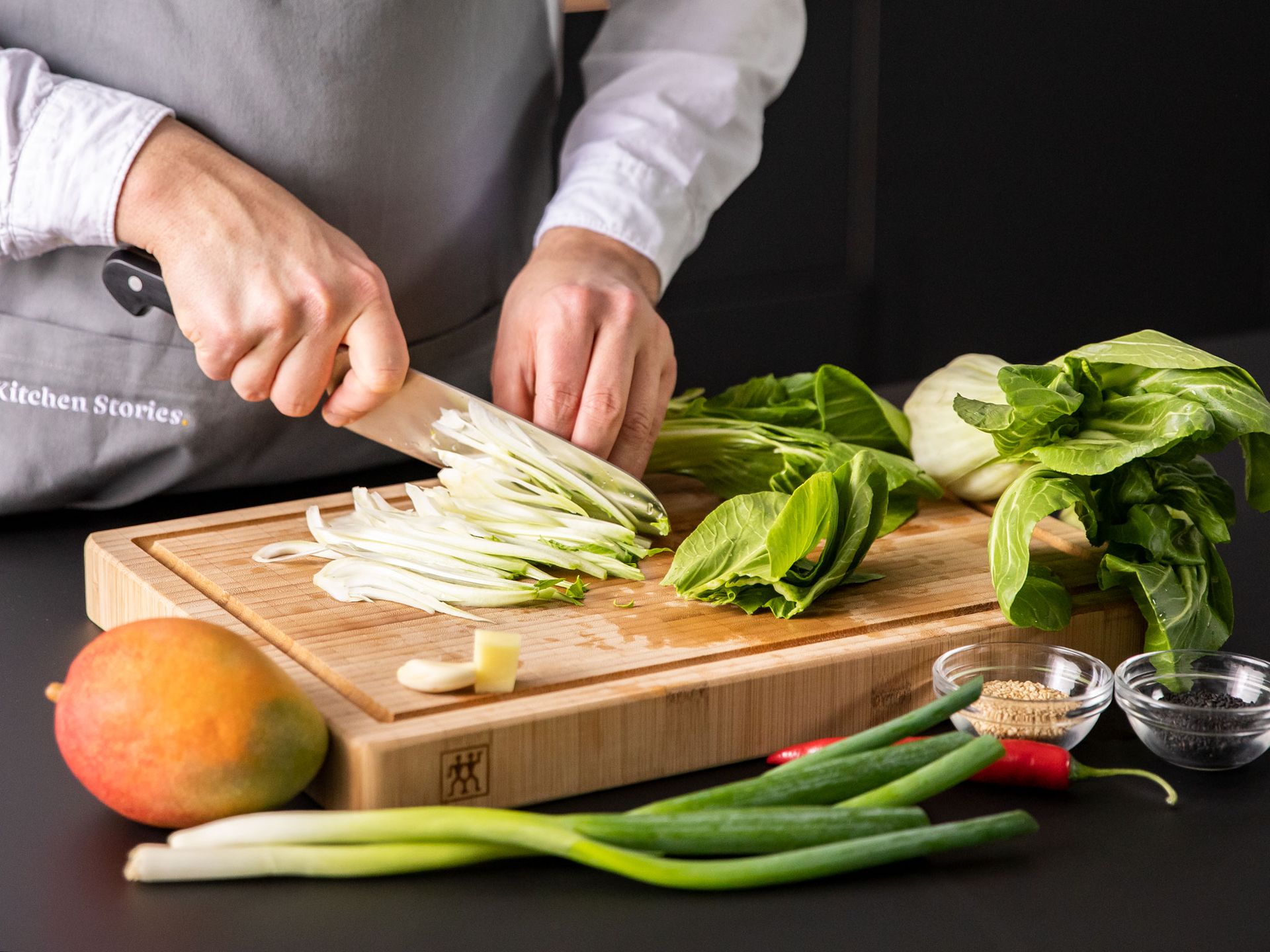 Pak-Choi-Salat mit Mango und Miso-Dressing | Rezept | Kitchen Stories