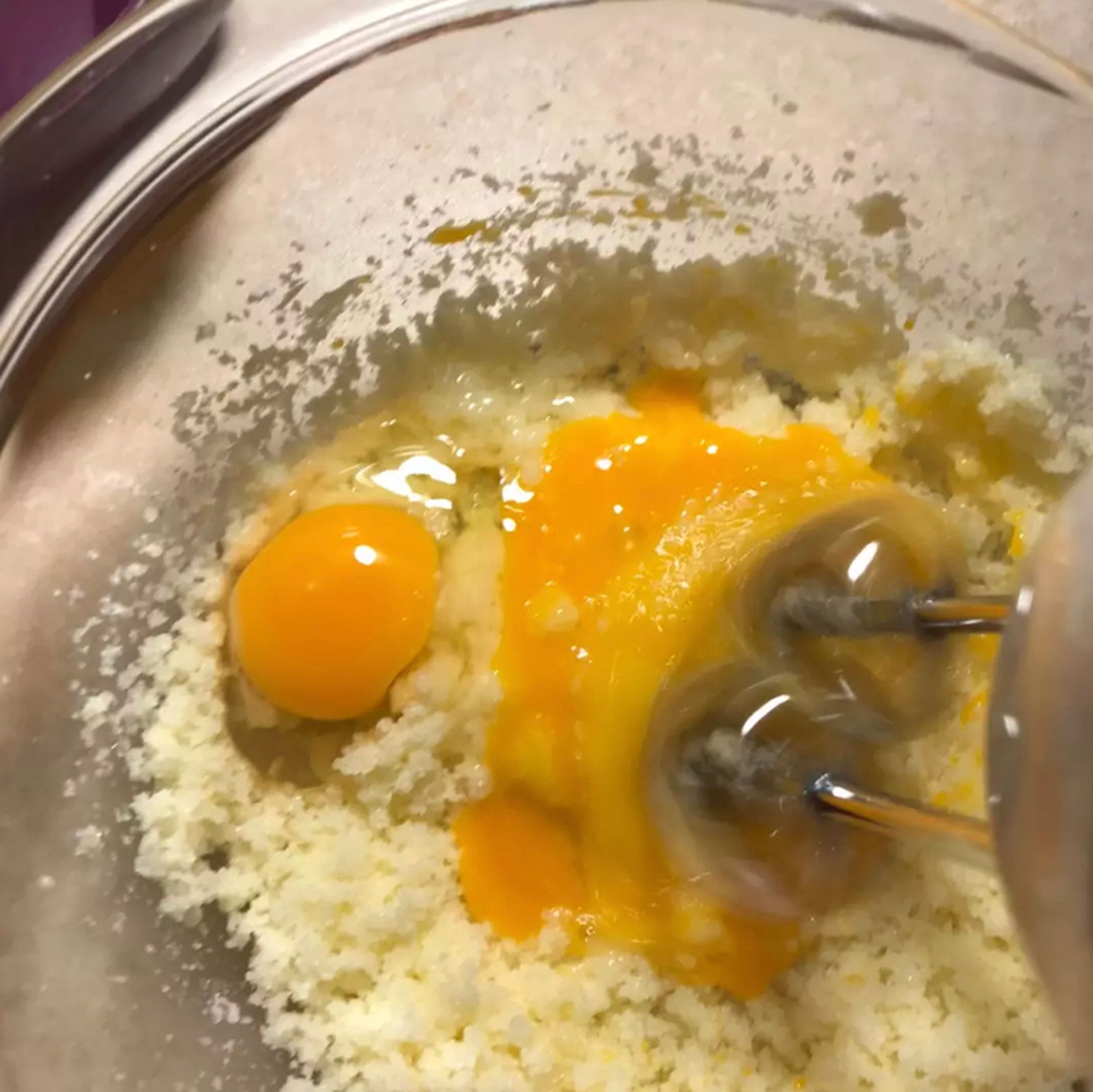 Turn on the oven at 180 degrees Celsius to heat. Mix the softened butter at home temperature with sugar and vanilla. To the extent of mixing. Then add the egg. Mix with an electric mixer for about 4-5 minutes. Add milk and mix.