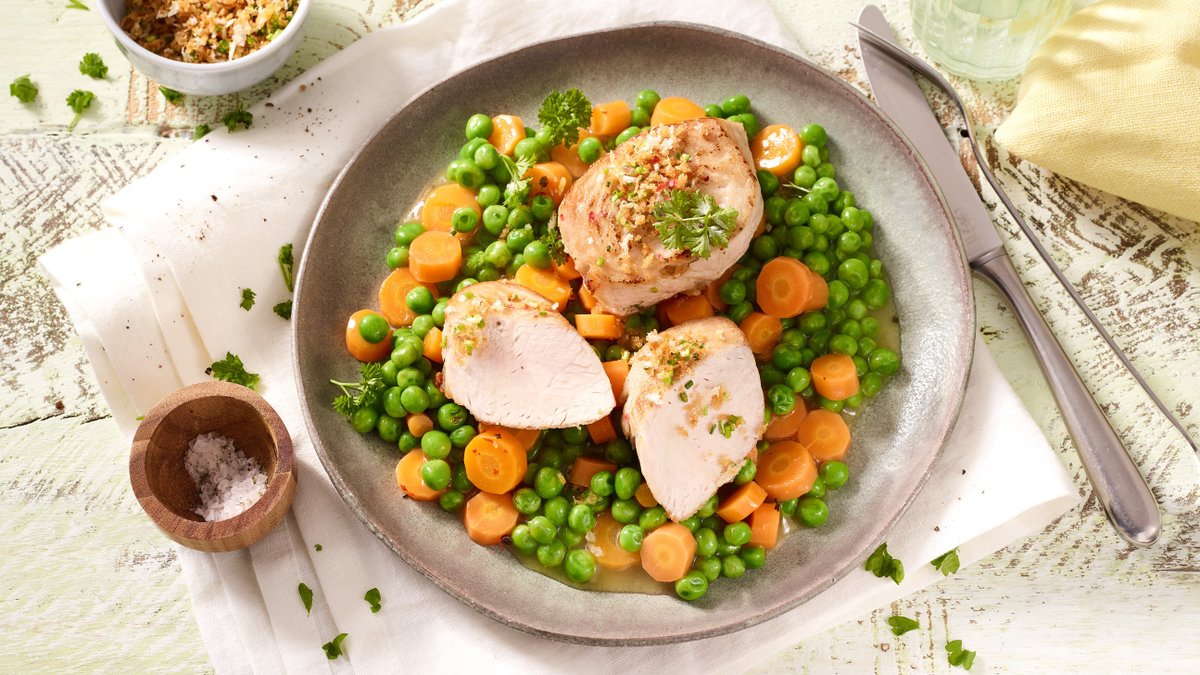 Puten-Minifilets mit Panko-Kruste und Erbsen und Möhren | Rezept ...