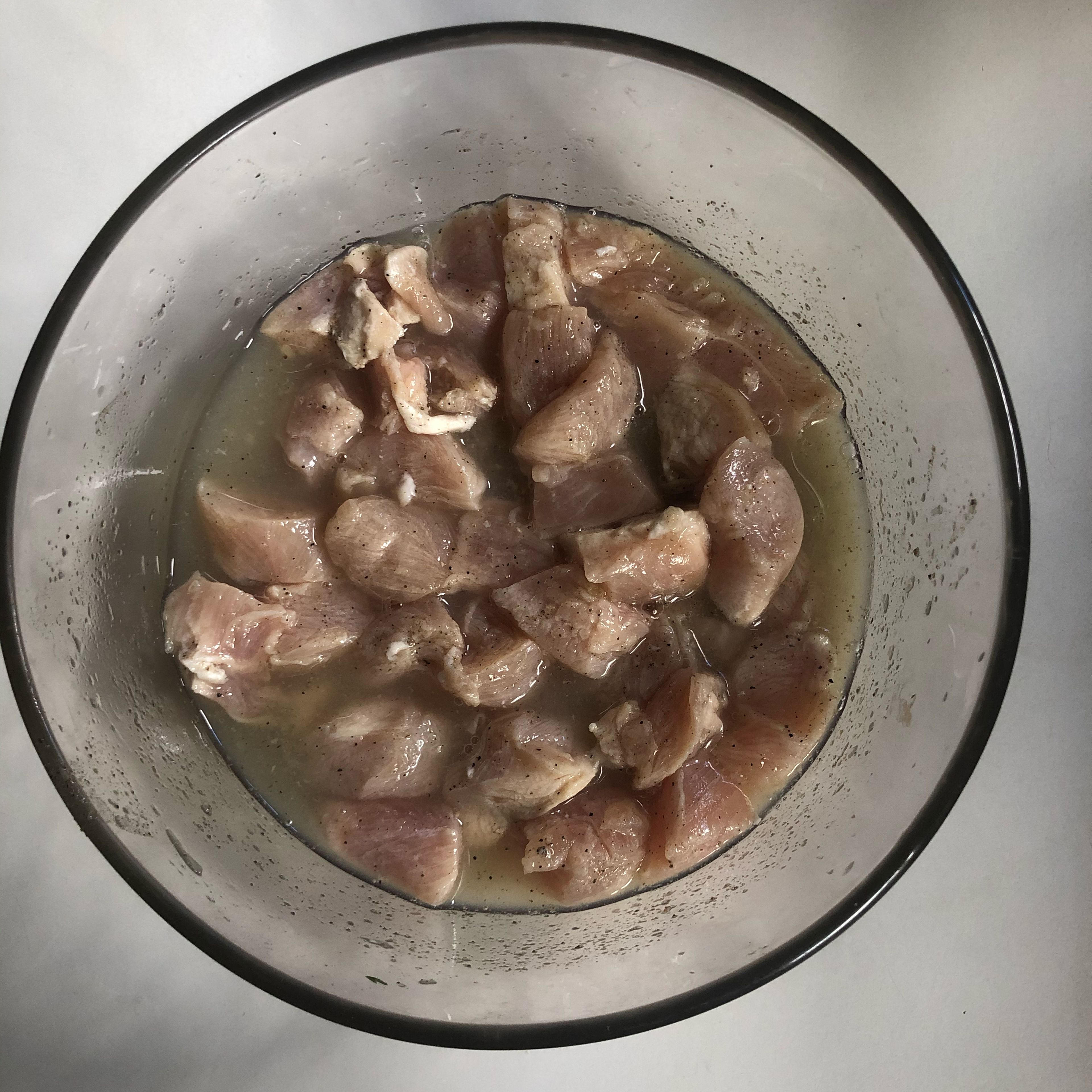 Cut the chicken strips in cubes and season it with lemon, pepper, salt and olive oil. After that, live it marinating for about 15min.