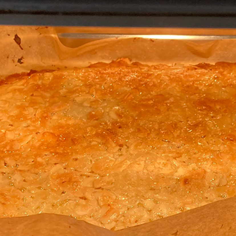Uroma‘s knuspriger Bienenstich (Blechkuchen, Mürbteig)