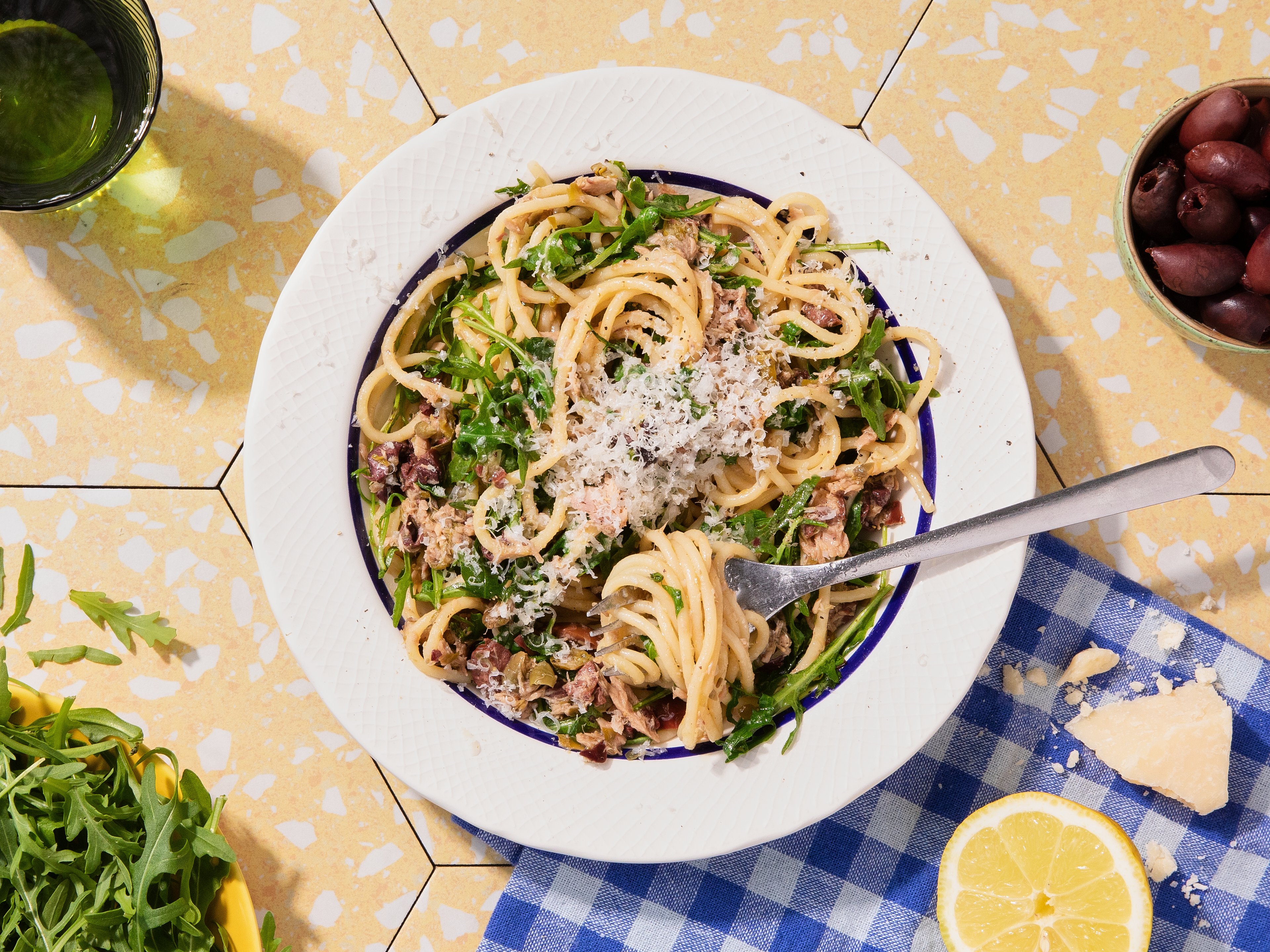 Pantry-Pasta mit Oliven, Kapern und Thunfisch