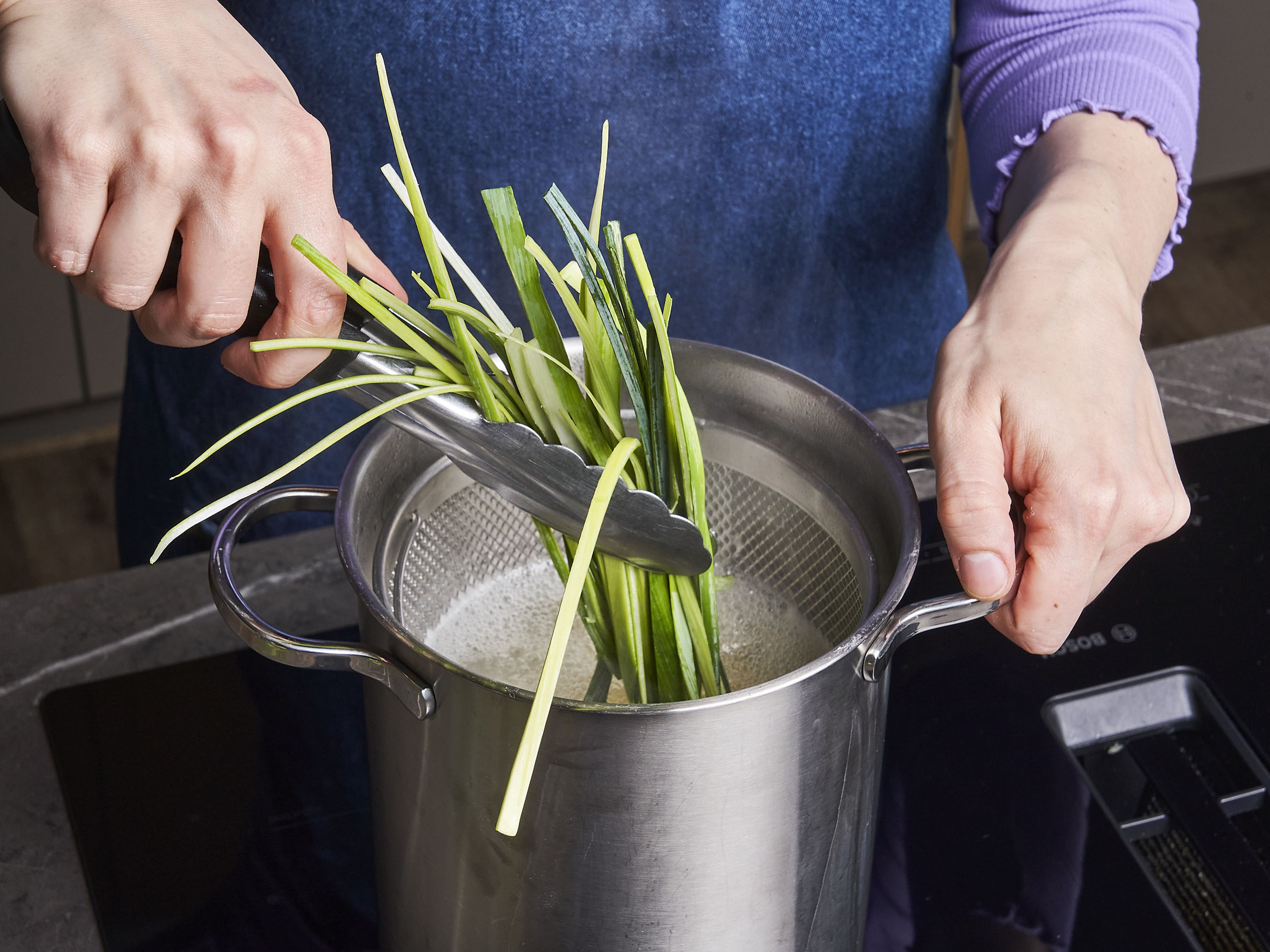Etwas Olivenöl in einer Pfanne erhitzen und den weißen Teil des Lauchs hinzufügen. Mit Salz würzen und ca. 5–8 Min. bei mittlerer Hitze braten. Butter dazugeben und schmelzen lassen. In der Zwischenzeit die Spaghetti nach Packungsanweisung kochen. Ca. 1 Min. vor Ende der Garzeit die grünen Lauchstreifen dazugeben und mitkochen. Dann abgießen und dabei etwas Nudelwasser auffangen.