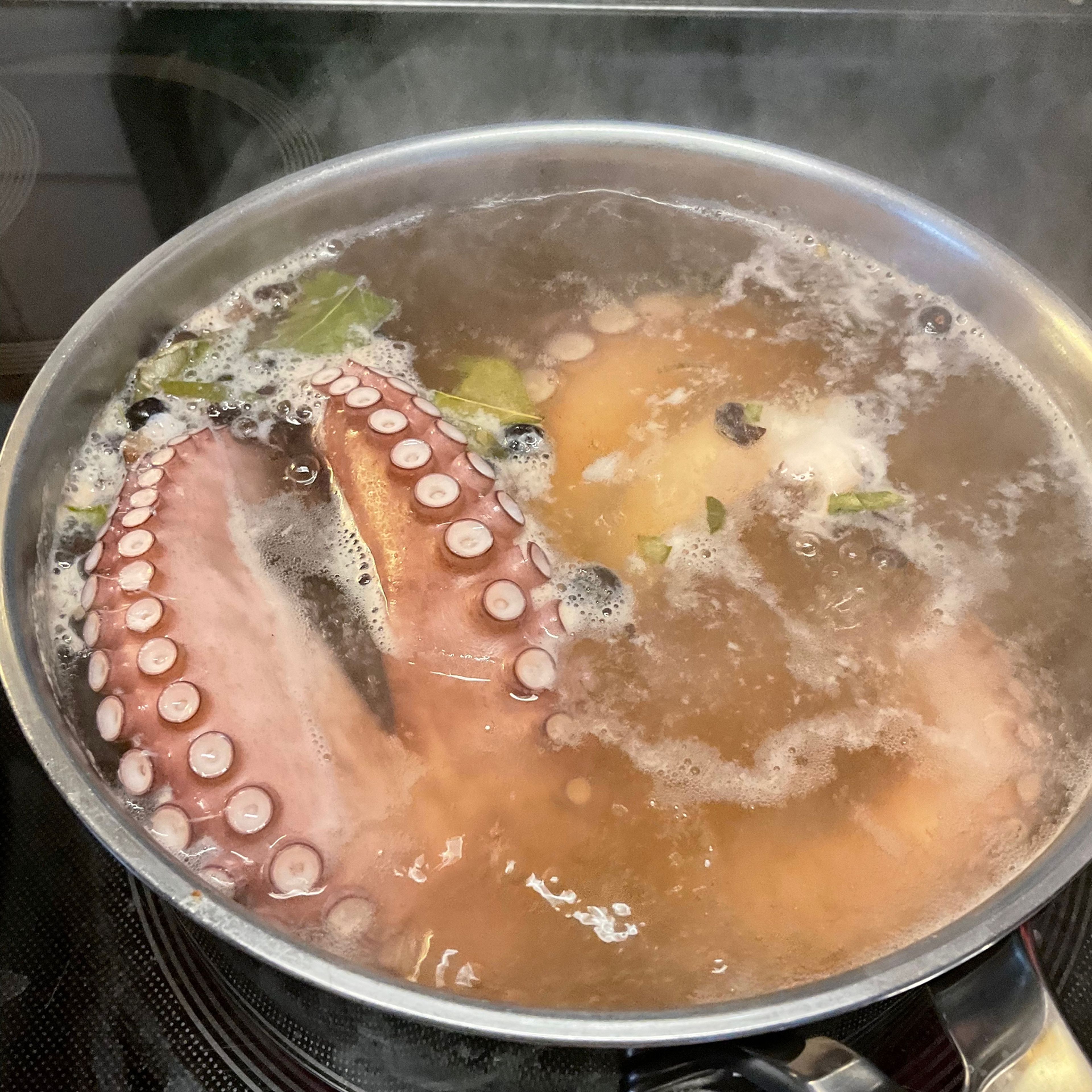 Nach dem aufkochen den Pulpo nur leicht simmern/köcheln lassen. Meine Pulpotentakeln vom Lidl ( gibts immer tiefgefroren wenn „griechische Tage“) dauern ca. 50 Minuten, ein ganzer Octopuss kann je nach Größe und Gewicht 1 1/2 bis 2 h dauern bis er weich wird. Auch wenn ich mich wiederhole (siehe andere Pulporezepte) der Octopuss wird nicht durch weichschlagen oder Kork mit kochen butterzart, sondern nur durch Essig und simmern. Entweder mit nem Zahnstocker testen oder ein stück kosten.