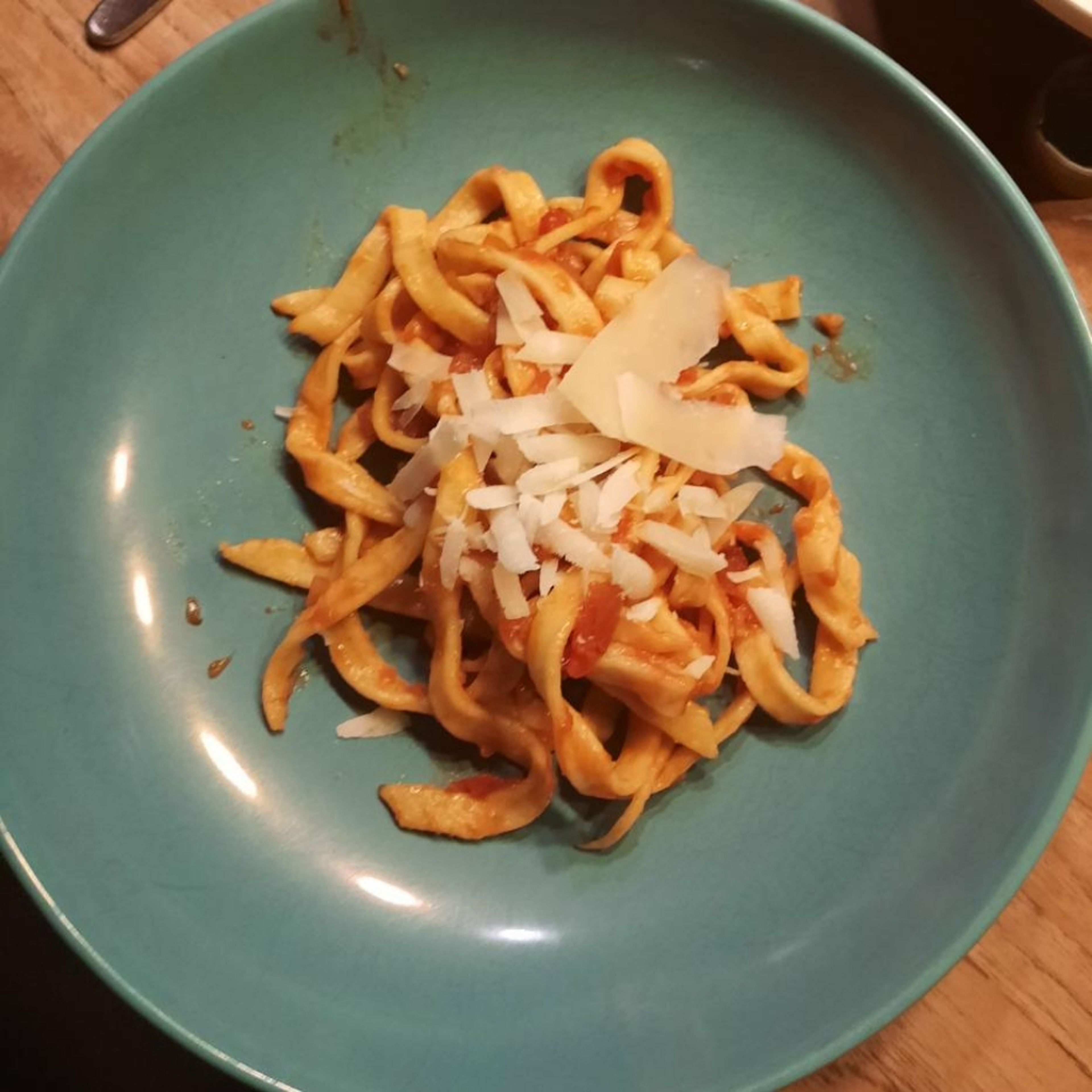 Zum Schluss kannst du die frische Pasta mit jeglicher Sauce genießen. Guten Appetit!