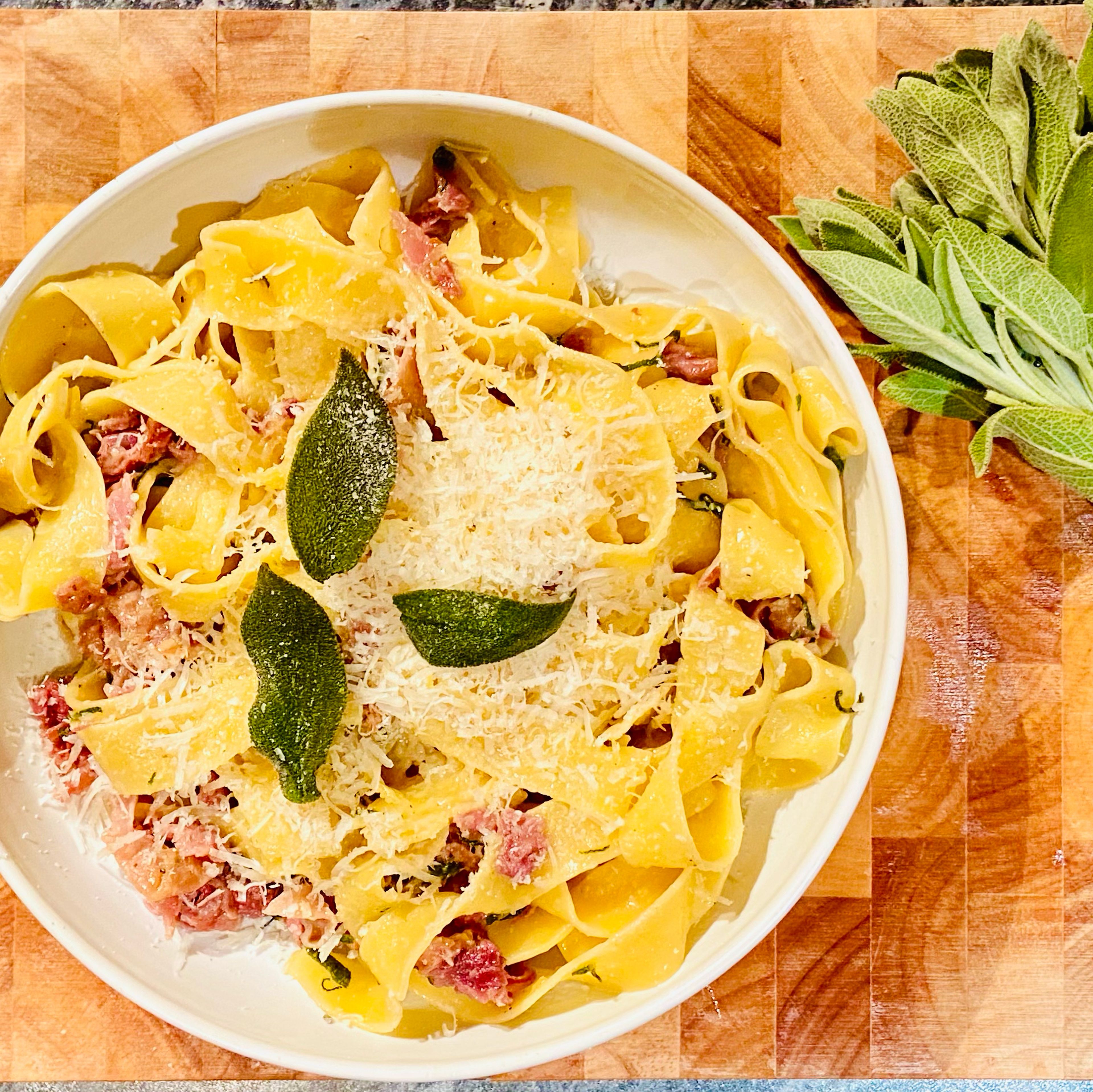 Tagliatelle mit Schinken und Salbei