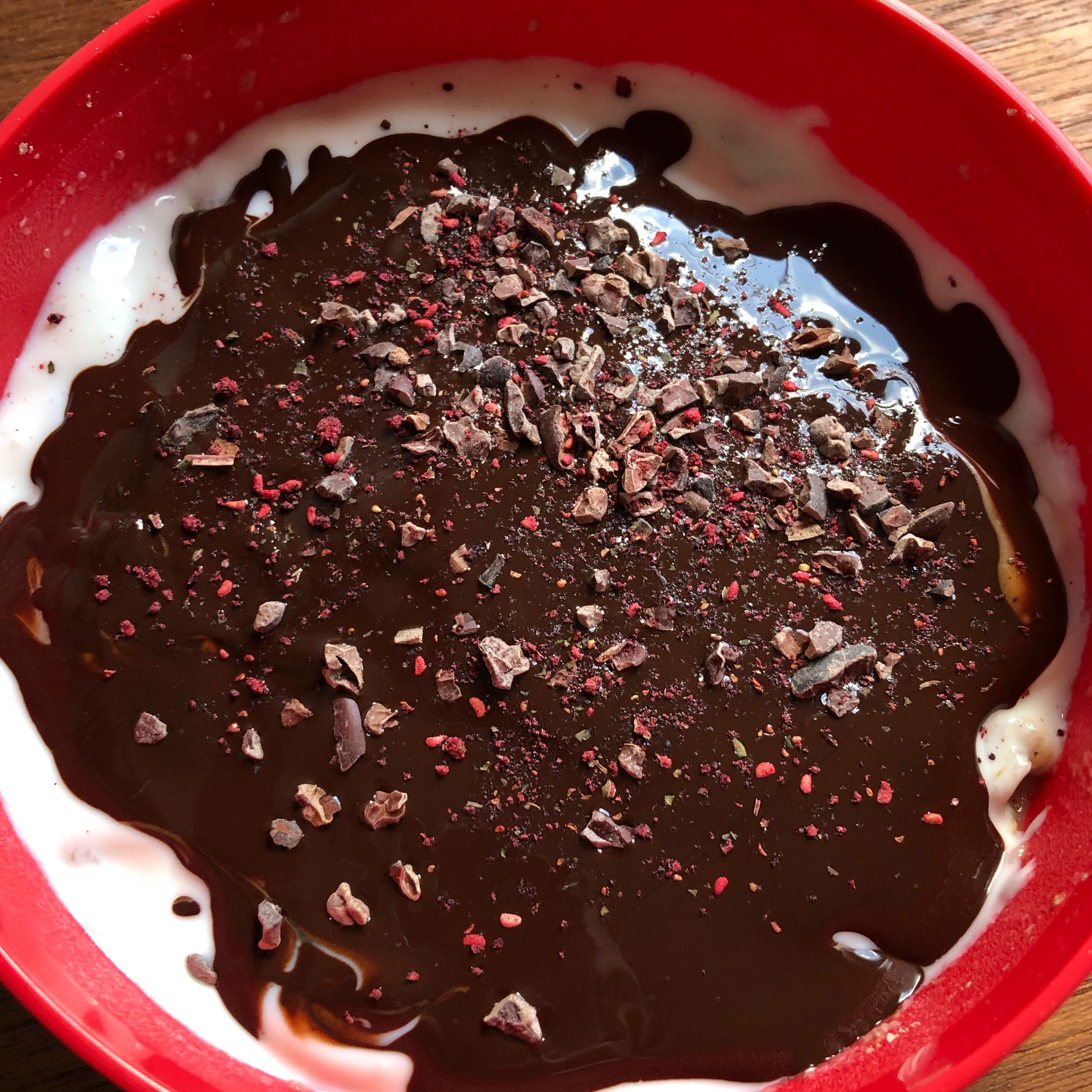Zum Schluss kann die Bowl nach Belieben dekoriert werden. Ich habe mich für Kakaonibs und das Berry Yoghurt Spice von Just Spices entschieden. Der Kreativität sind keine Grenzen gesetzt.