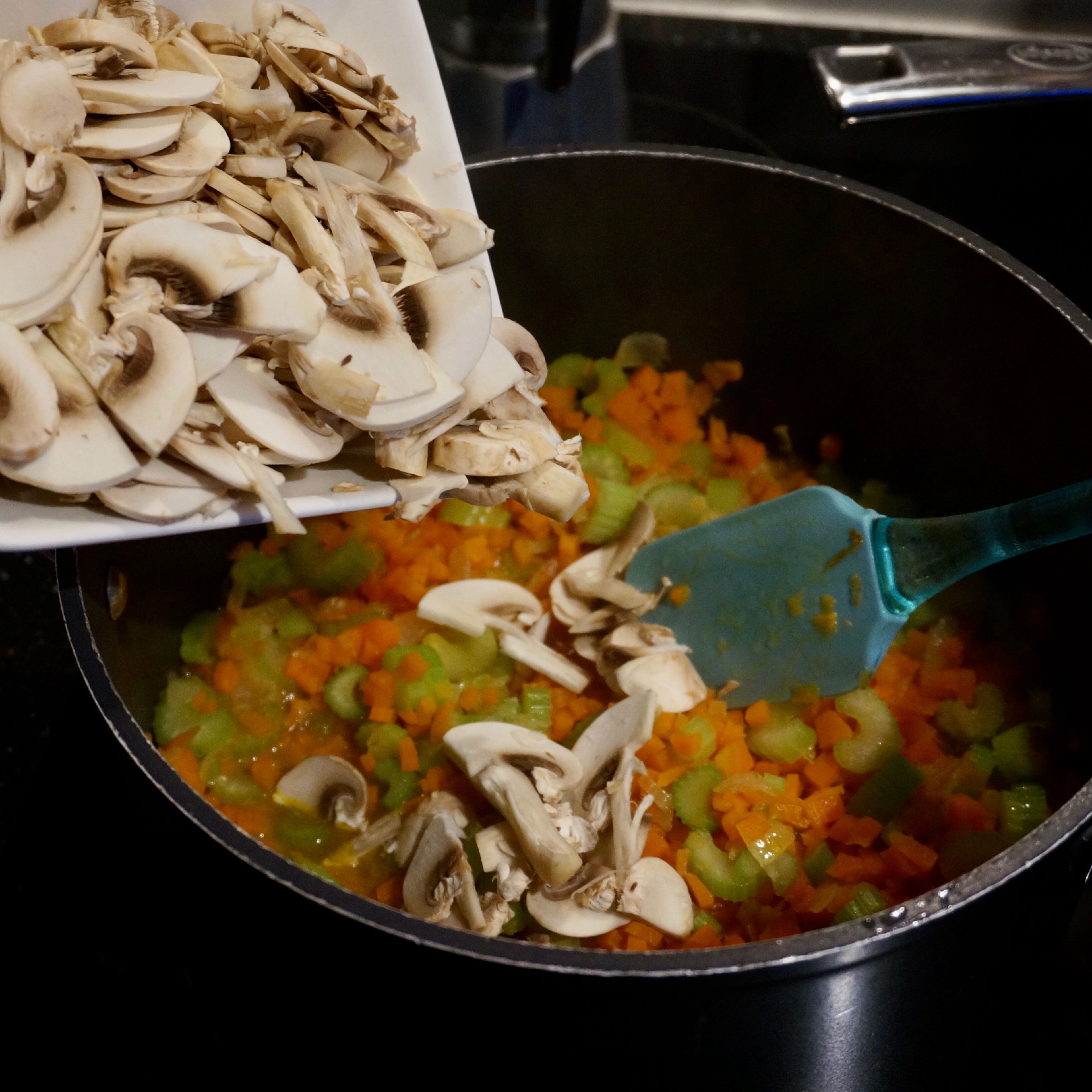 Cut the mushrooms into thin slices, add to the saucepan.