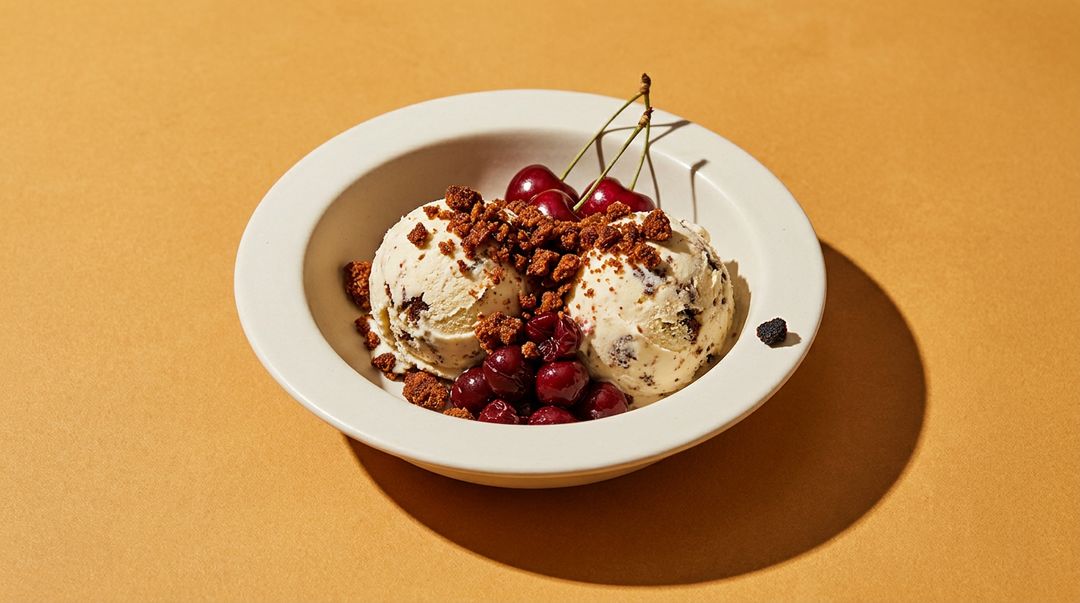 Cremiges Pumpernickel-Eis mit knusprigem Karamell-Crunch