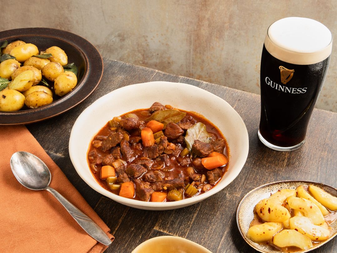 Guinness-Rindergulasch mit Kastanien, Gewürzäpfeln und Salbeikartoffeln