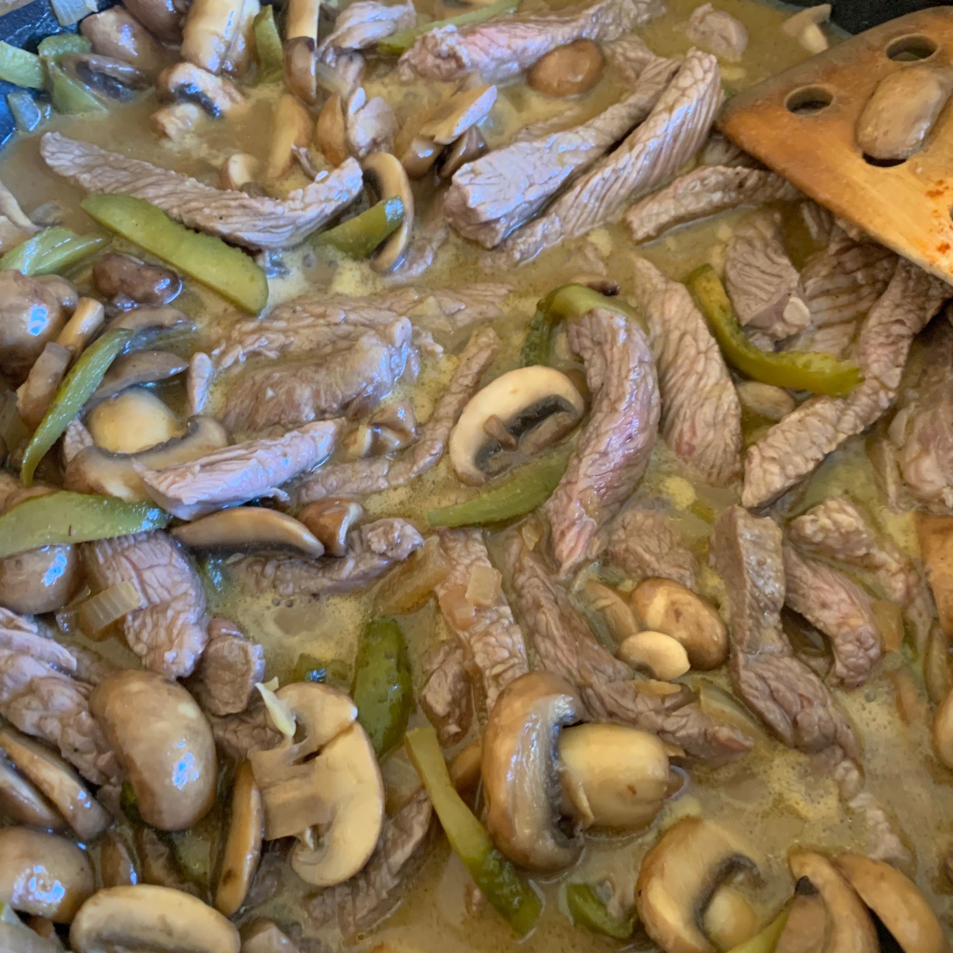 Rindergeschnetzeltes mit Weißwein und Champignons | Rezept | Kitchen ...