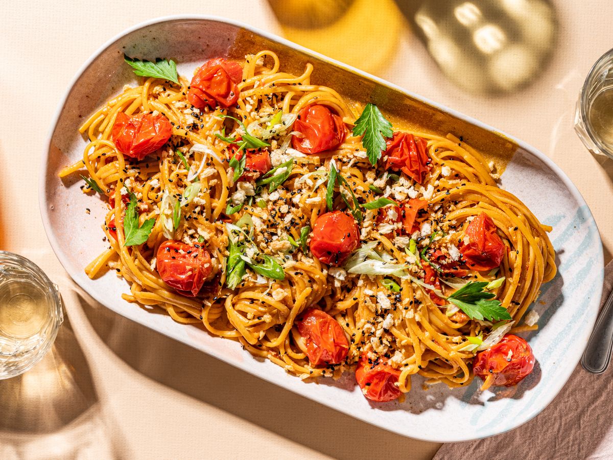 Burst cherry tomato and miso pasta with sesame crunch | Recipe | Kitchen Stories