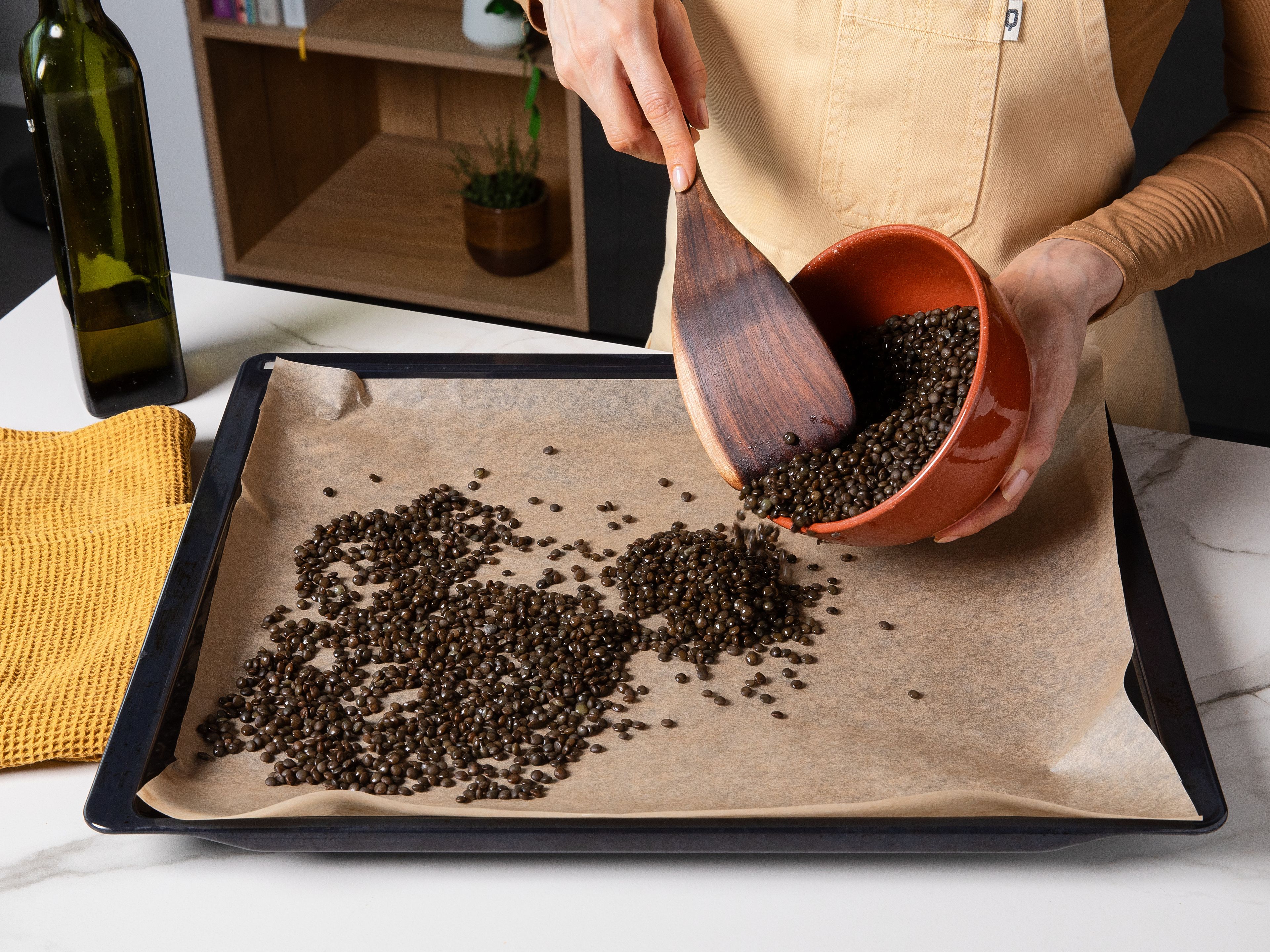 Backofen auf 220 °C vorheizen. Linsen nach Packungsanweisung ca. 20 Min. kochen und abgießen. Dann die Linsen auf einem Backblech verteilen, ¼ des Olivenöl darüberträufeln, mit Salz würzen und im vorgeheizten Ofen bei 220 °C ca. 15 Min. rösten, bis sie leicht knusprig sind. Zwischendurch ggf. einmal mit einem Pfannenwender durchmischen.