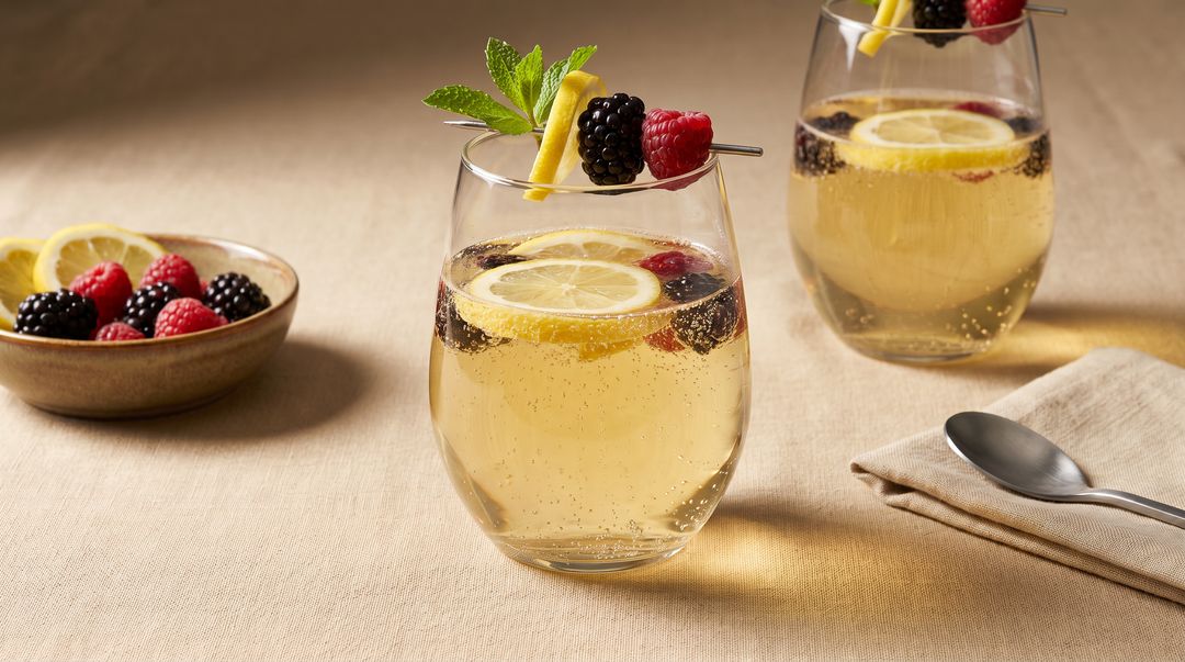 Spritzige Limoncello Sangria mit Weißwein und frischen Früchten