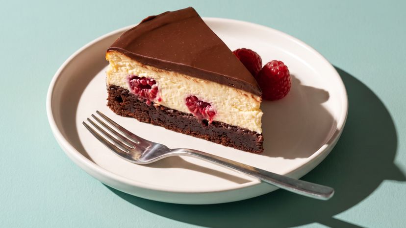 Himbeer-Brownie-Cheesecake mit cremiger Füllung und Schokoganache