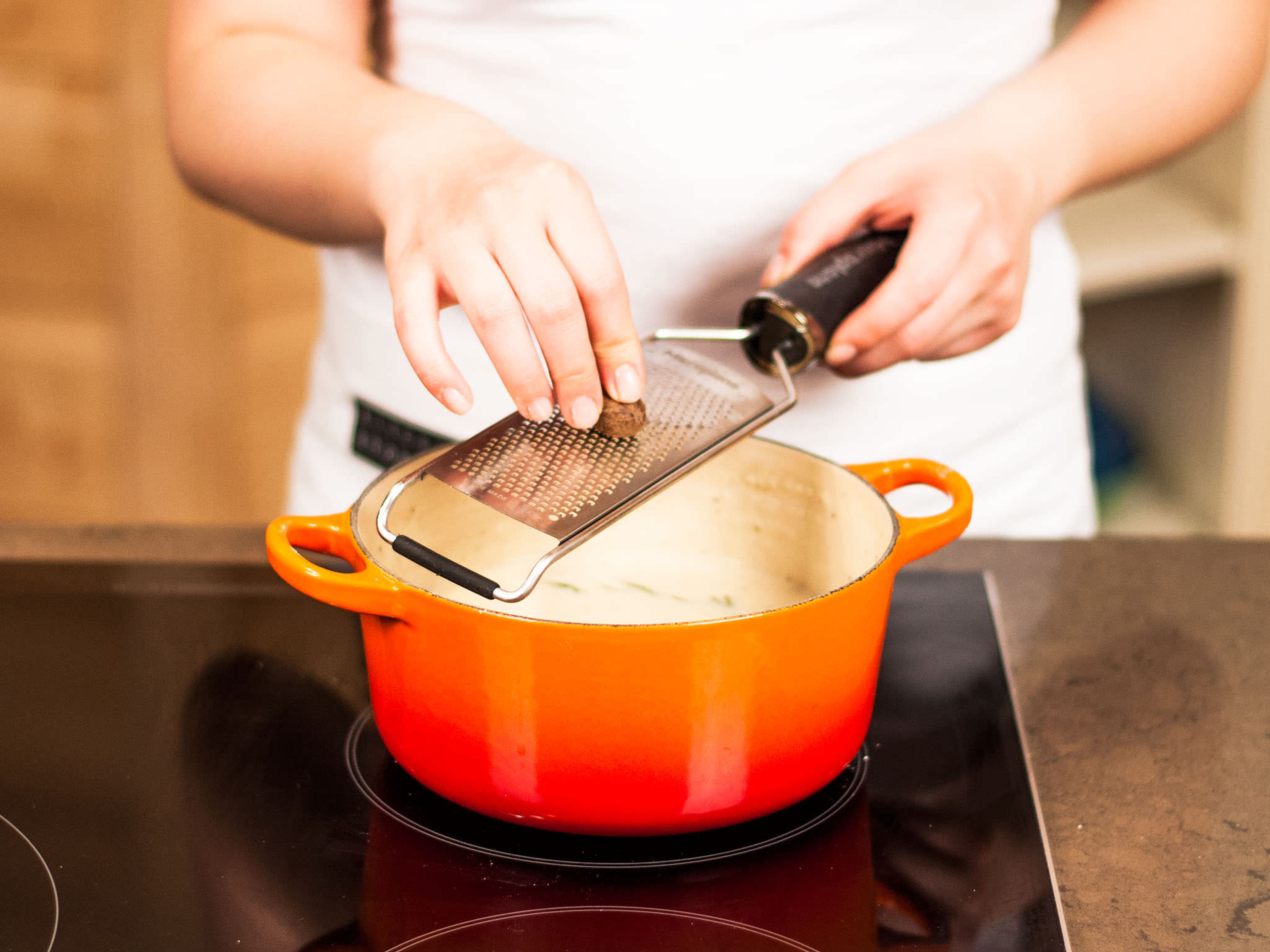 Thymianzweige sowie Knoblauchzehe aus der Soße nehmen. Mit Salz, Pfeffer und Muskatnuss würzen. Zum Servieren die Tortellini kurz in der Soße schwenken und in tiefen Tellern servieren.