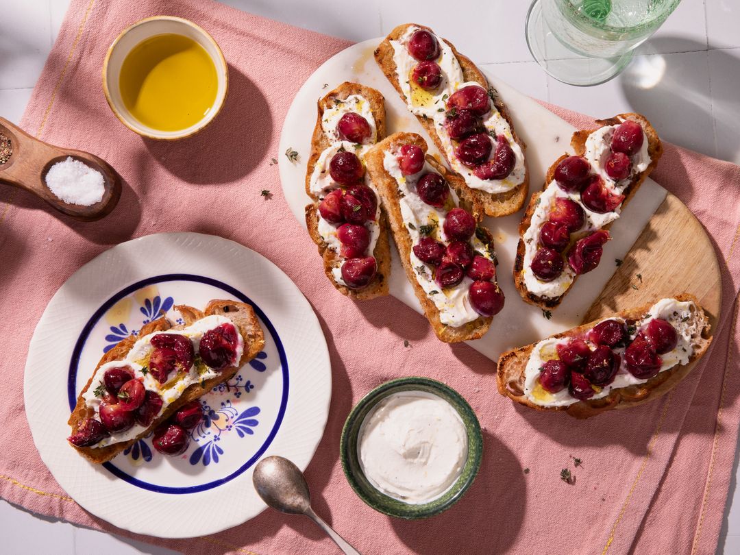 Walnuss-Focaccia mit Ricotta und gerösteten Trauben