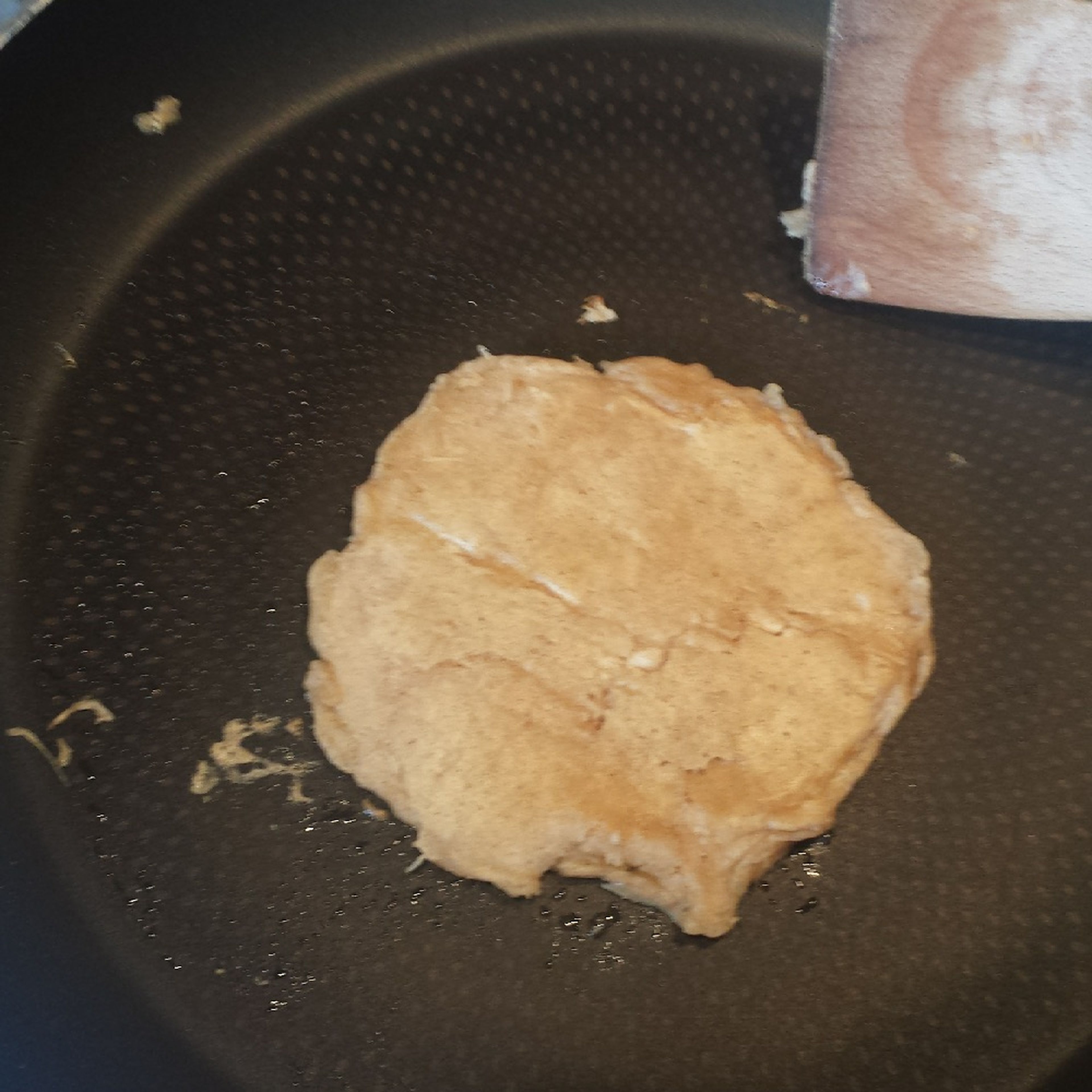 Bei mittlerer Hitze etwas Butter in einer Bratpfanne erhitzen. Mit einem Löffel Teig in die Pfanne geben, um kreisförmige Pancakes zu formen. Auf beiden Seiten ca. 2 Min. braten,  oder bis sie goldbraun sind.