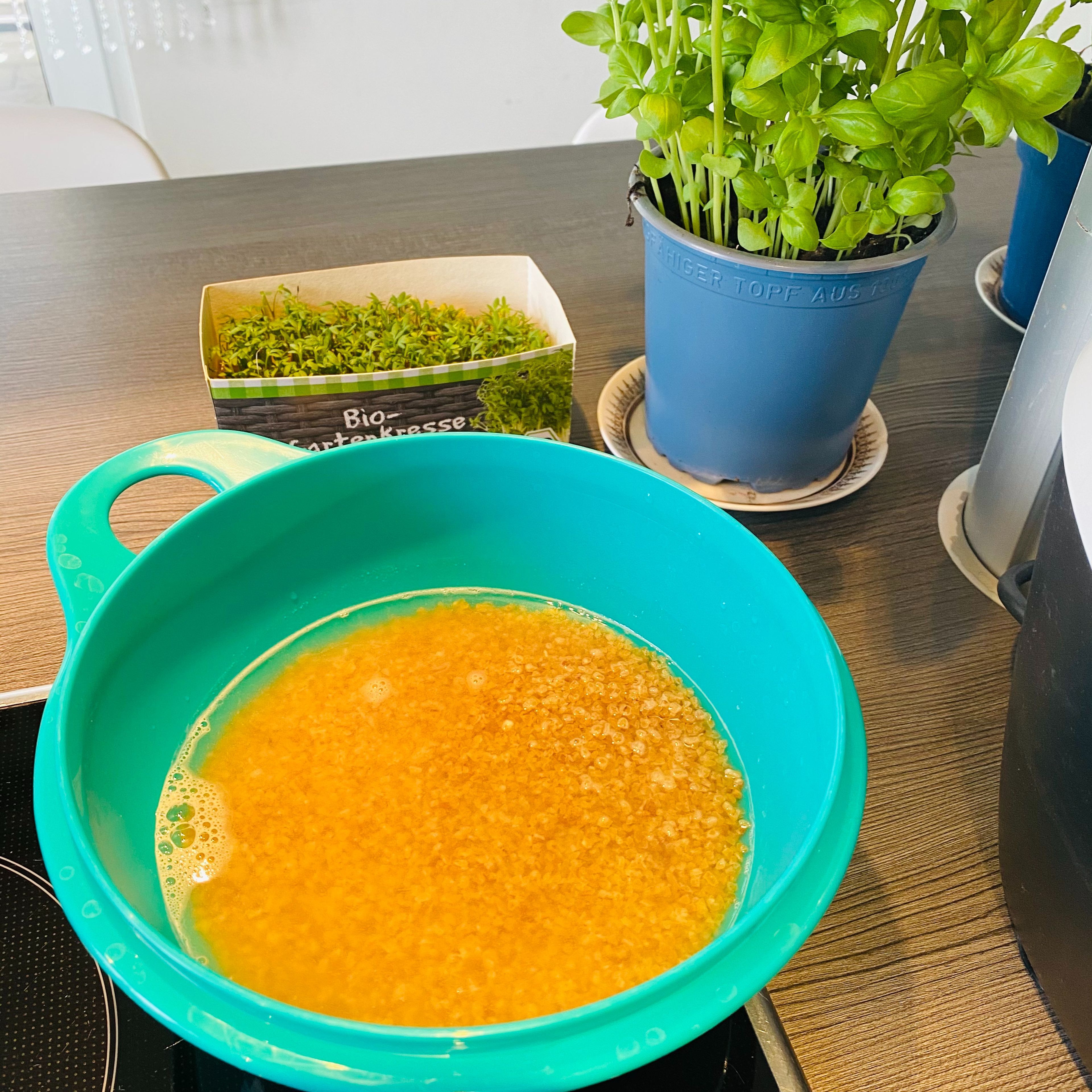 Zunächst den Bulgur abwiegen und waschen. Danach in einen Behälter umfüllen und mit Wasser bedecken, damit der Bulgur etwas vorweicht.