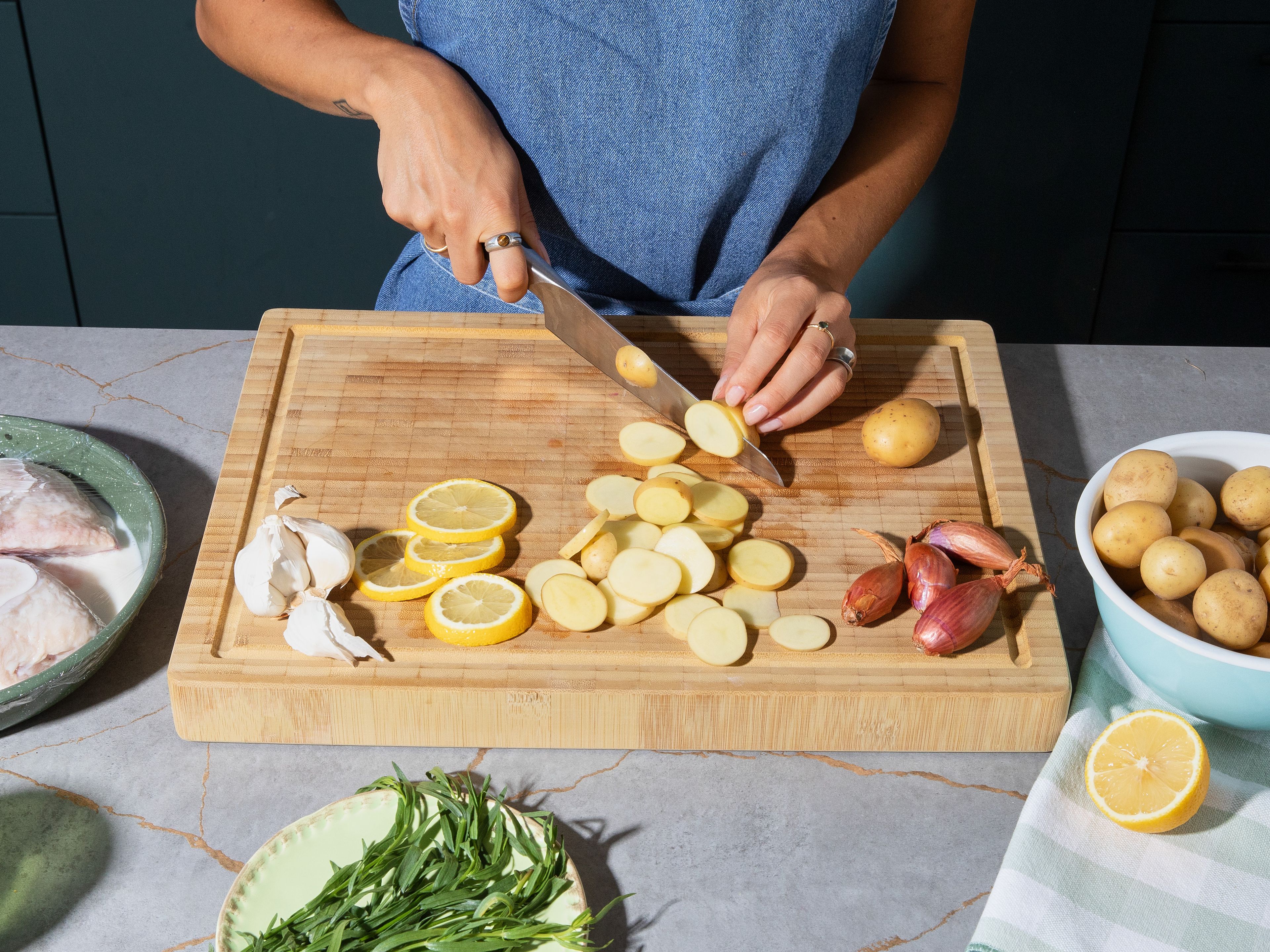 Rub chicken generously with salt on all sides and place in freezer bag or airtight container. Add some buttermilk and marinate for at least 1 hr., preferably overnight. For sauce, peel and finely chop garlic. Cut shallots into wedges. Cut lemon into thin slices. Pick tarragon leaves from stems. Finely chop cornichons and parsley, mix together and set aside for later. Meanwhile, cook potatoes in salted water for approx. 10–15 min.